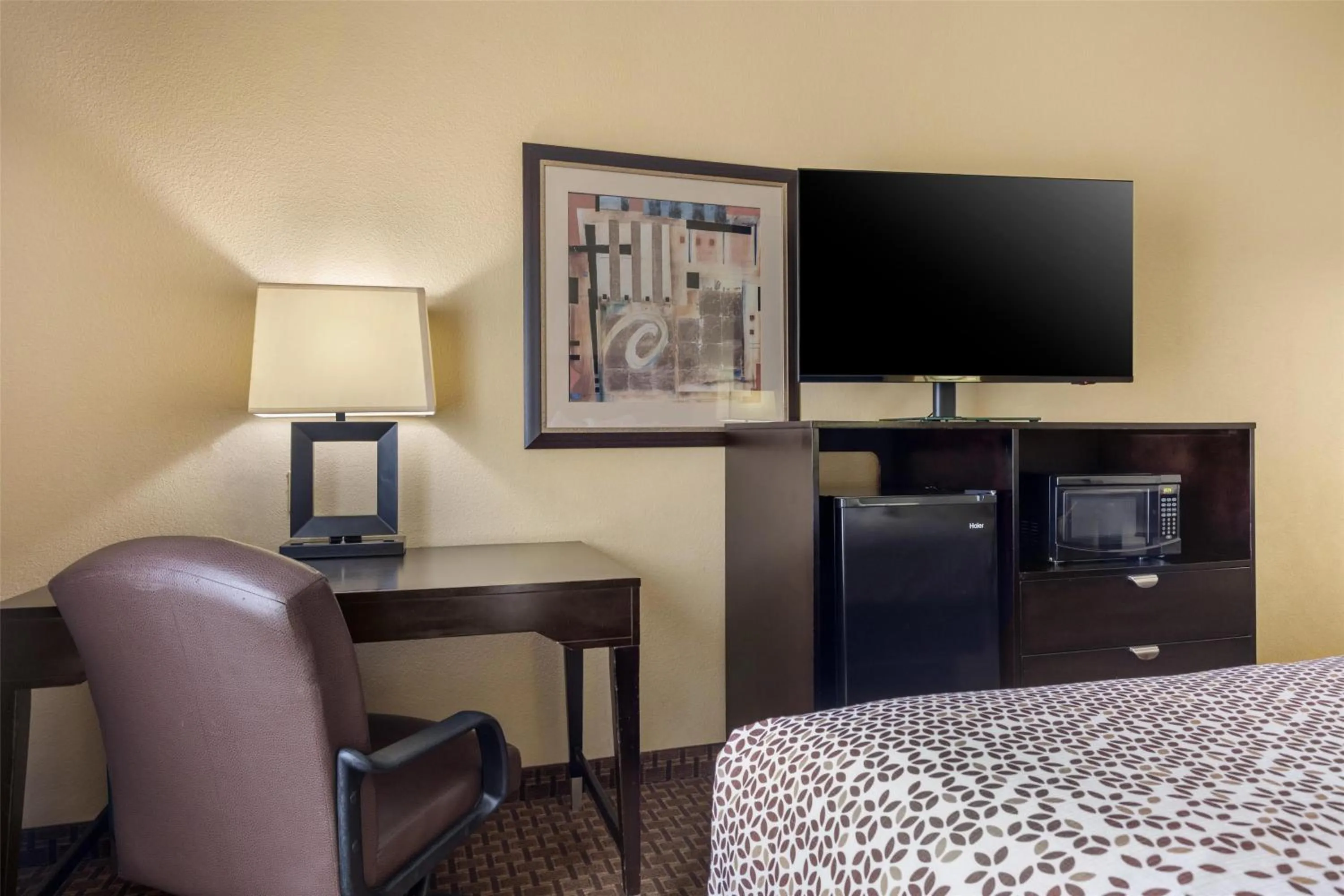 Bedroom, Bed in Best Western Bastrop Pines Inn