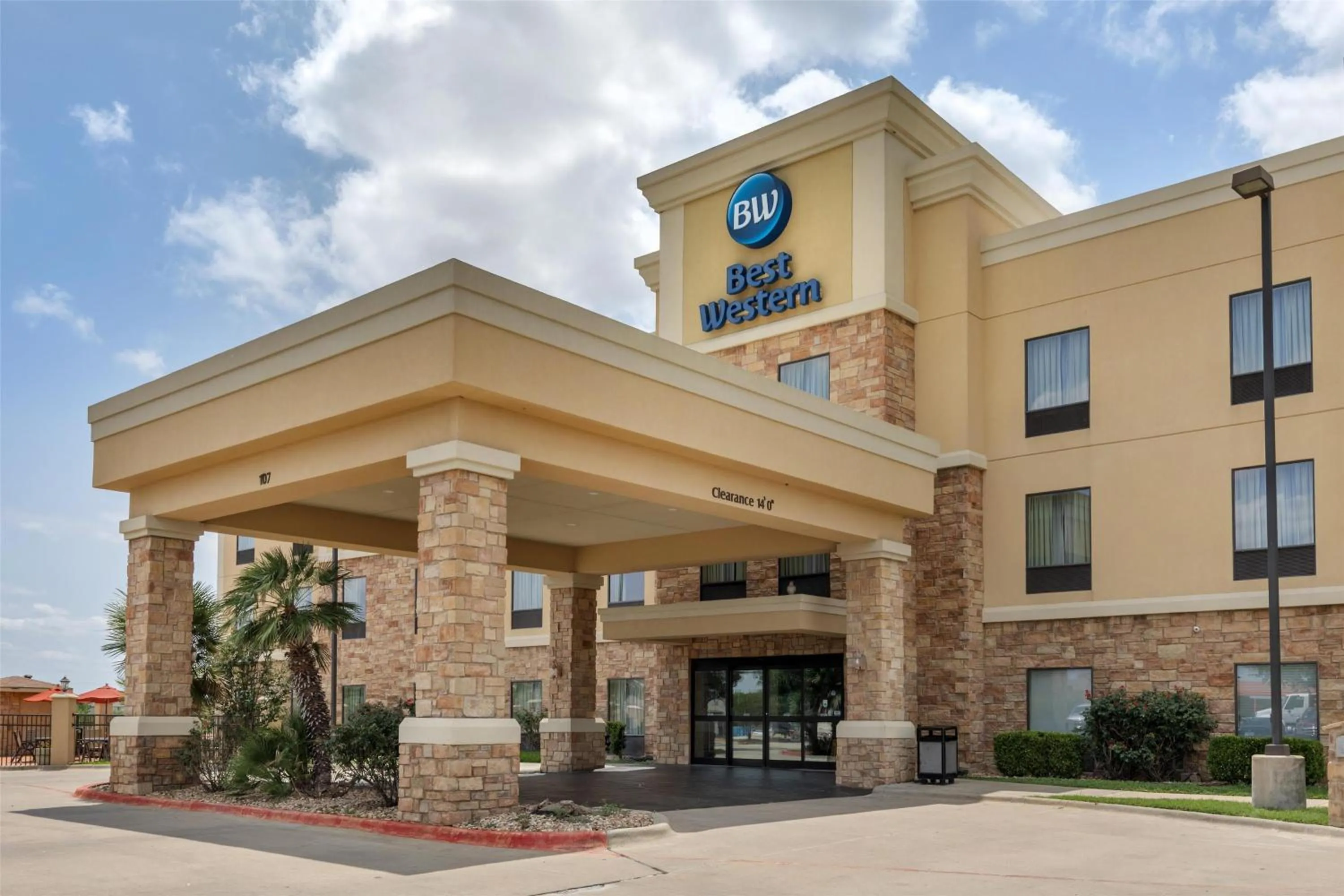 Property building in Best Western Bastrop Pines Inn