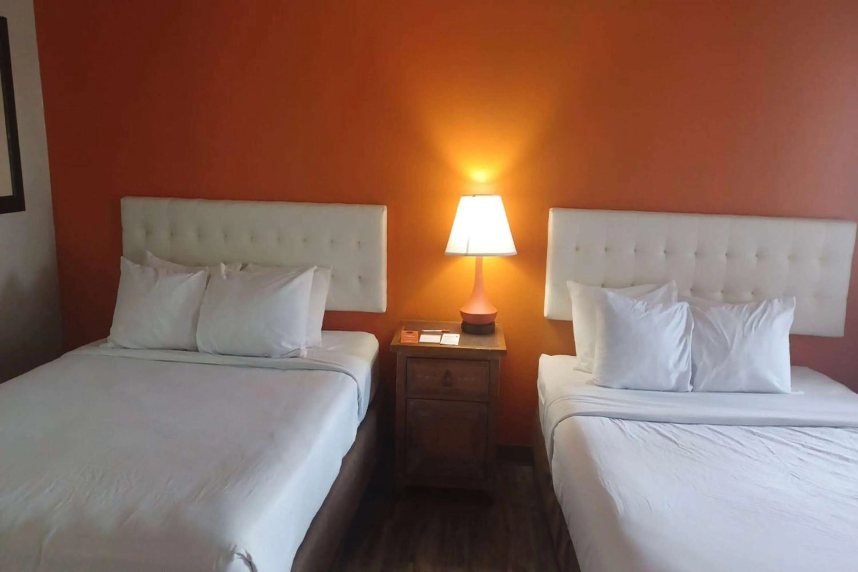 Photo of the whole room, Bed in Howard Johnson by Wyndham Springerville