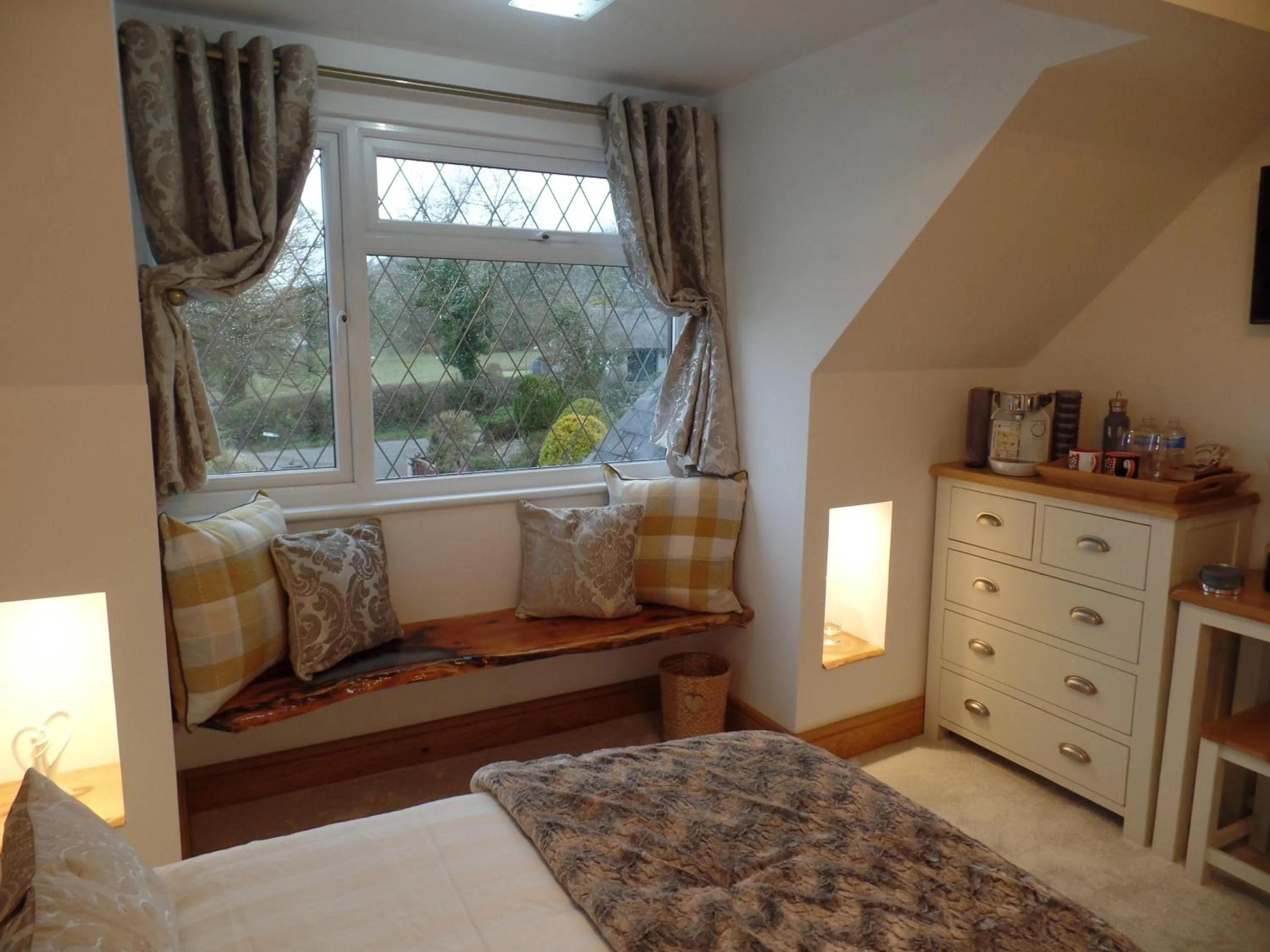 Seating area, Bed in Lon y Traeth Bed & Breakfast