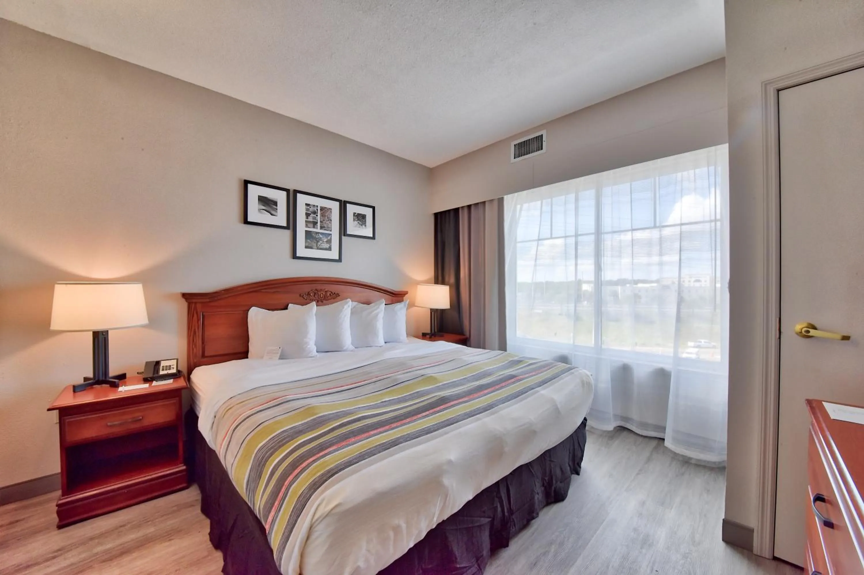Bed in Country Inn & Suites by Radisson Ocala Southwest