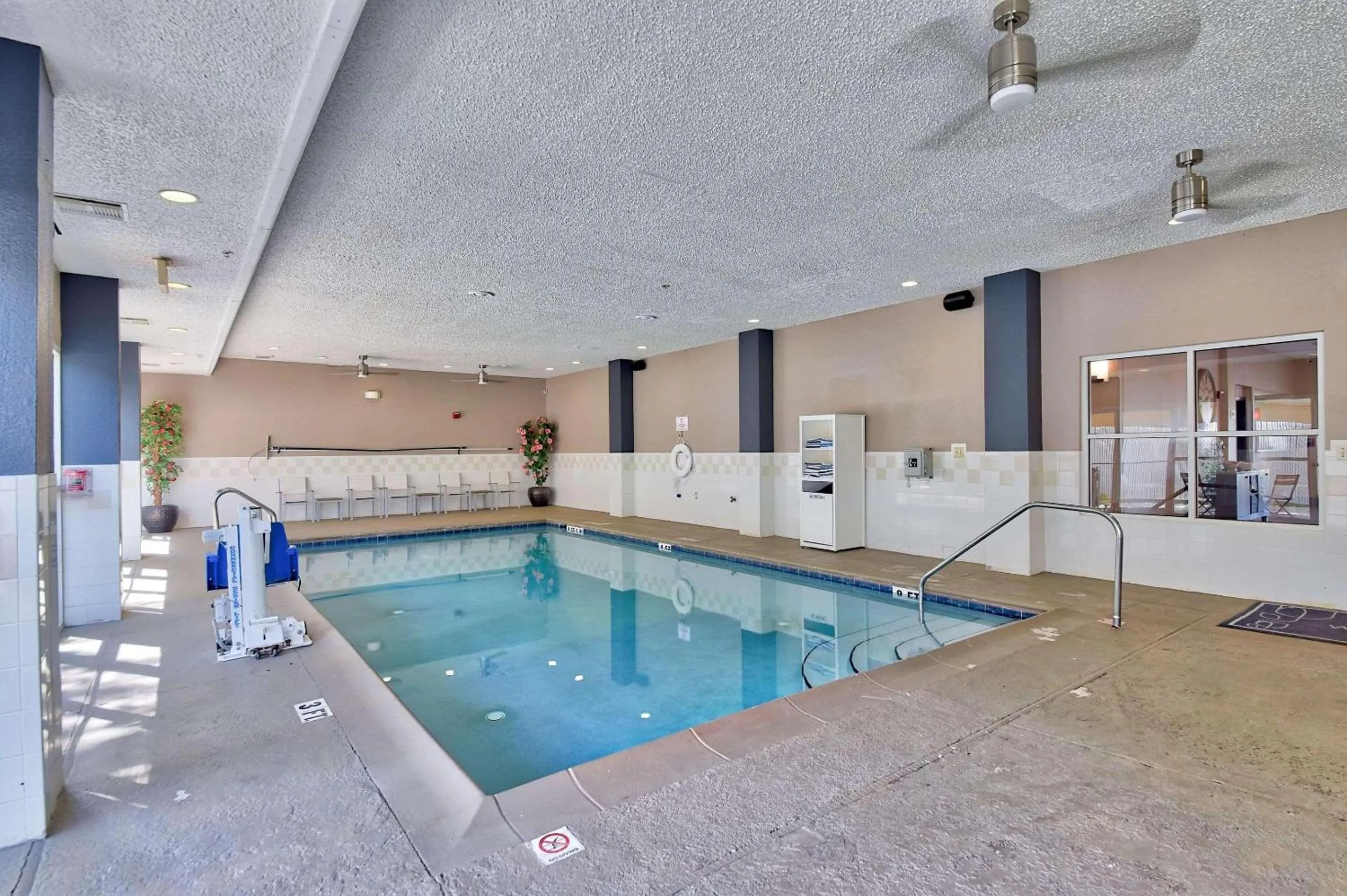 Swimming pool in Country Inn & Suites by Radisson Ocala Southwest