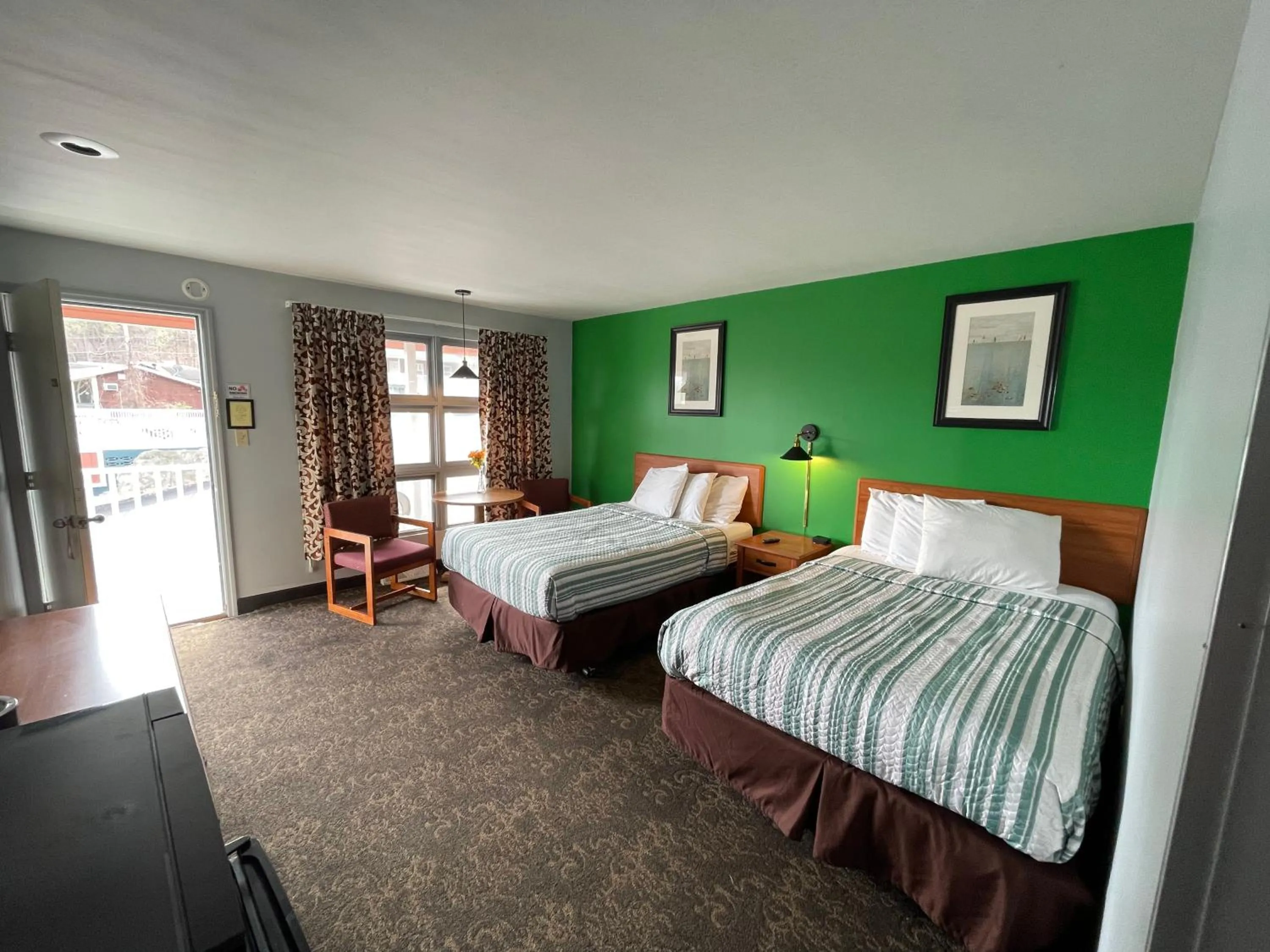 Bed in Pinebrook Motel