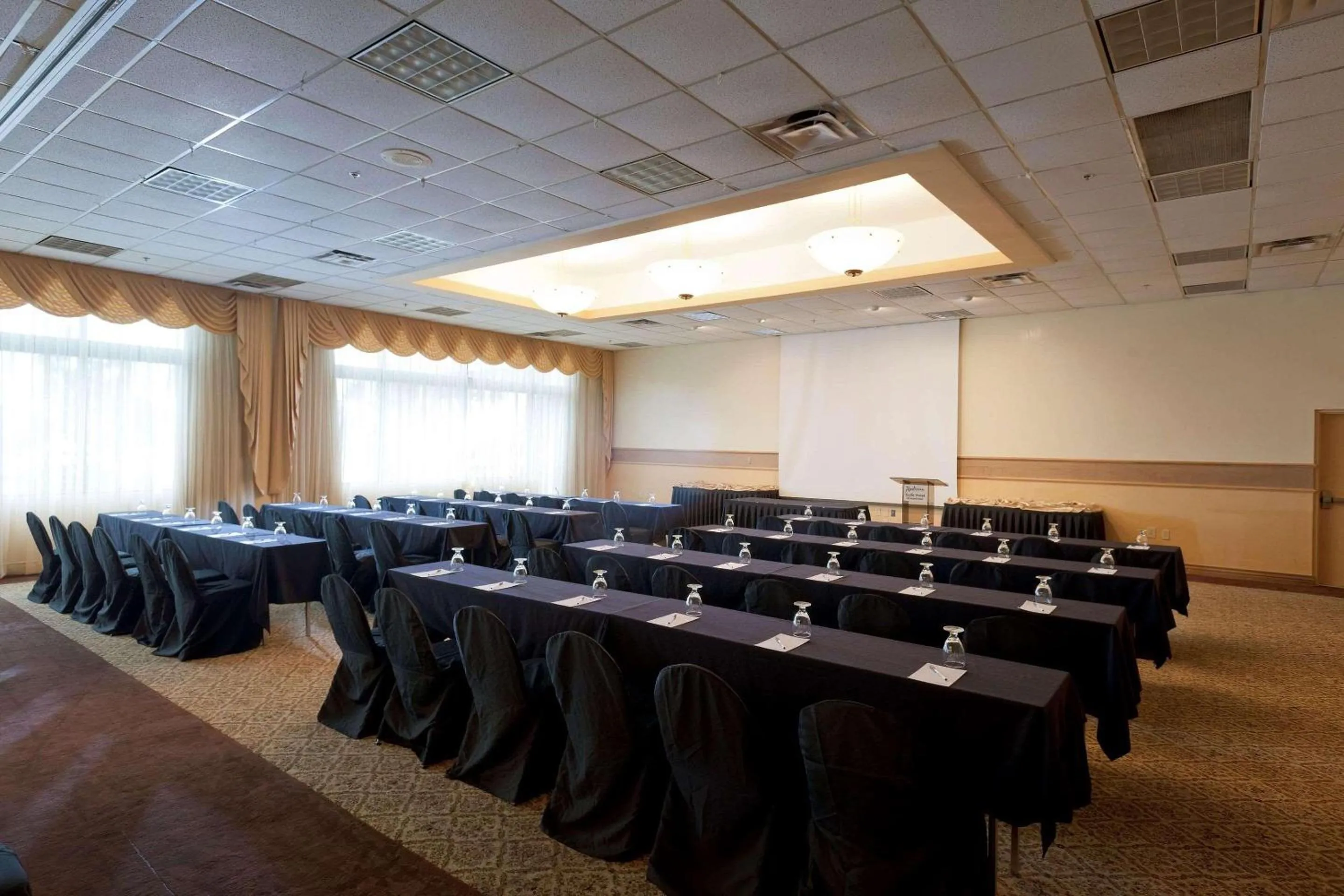 Meeting/conference room in Radisson Suite Hotel Oceanfront