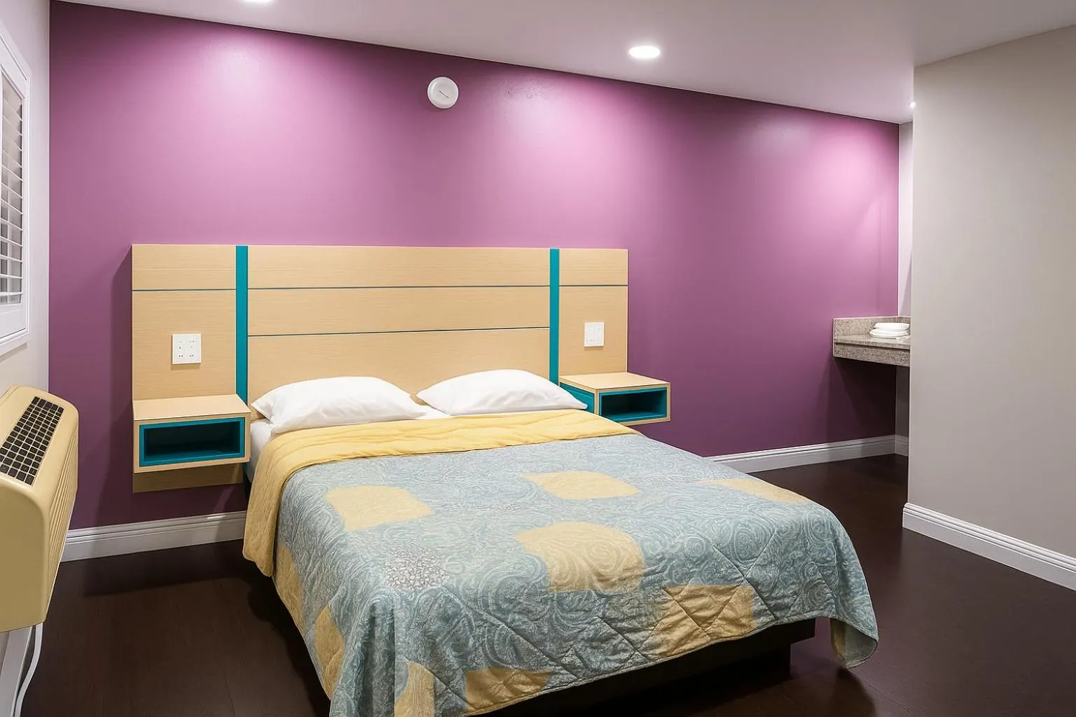 Bed in Sand Piper Motel - Los Angeles