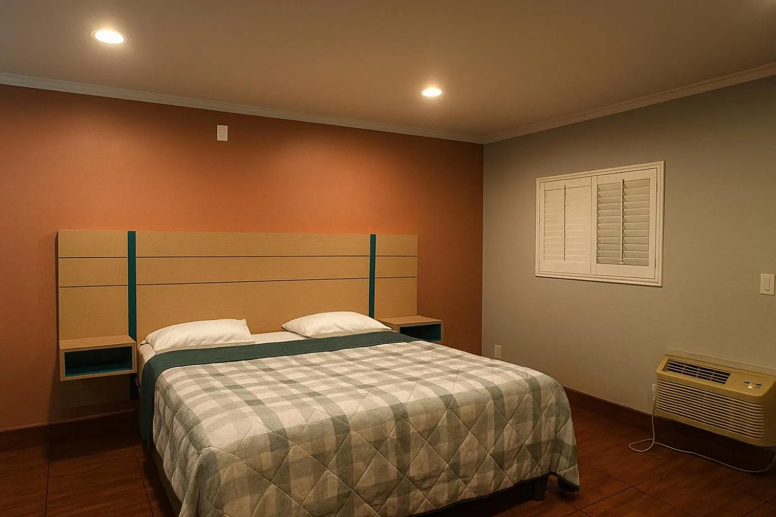 Bed in Sand Piper Motel - Los Angeles