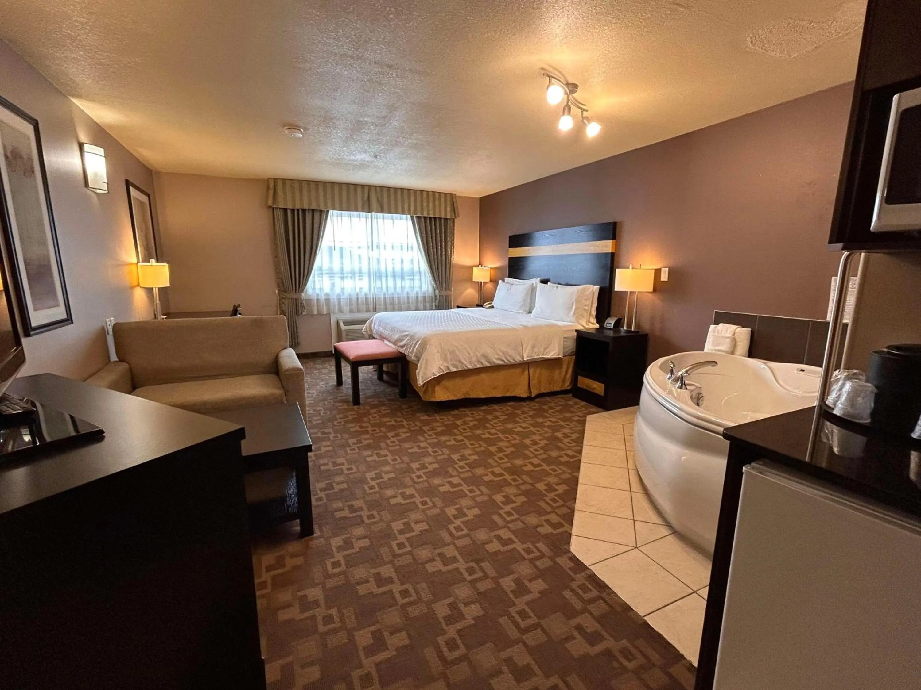 Bedroom, Bed in Holiday Inn Express and Suites Dawson Creek, an IHG Hotel