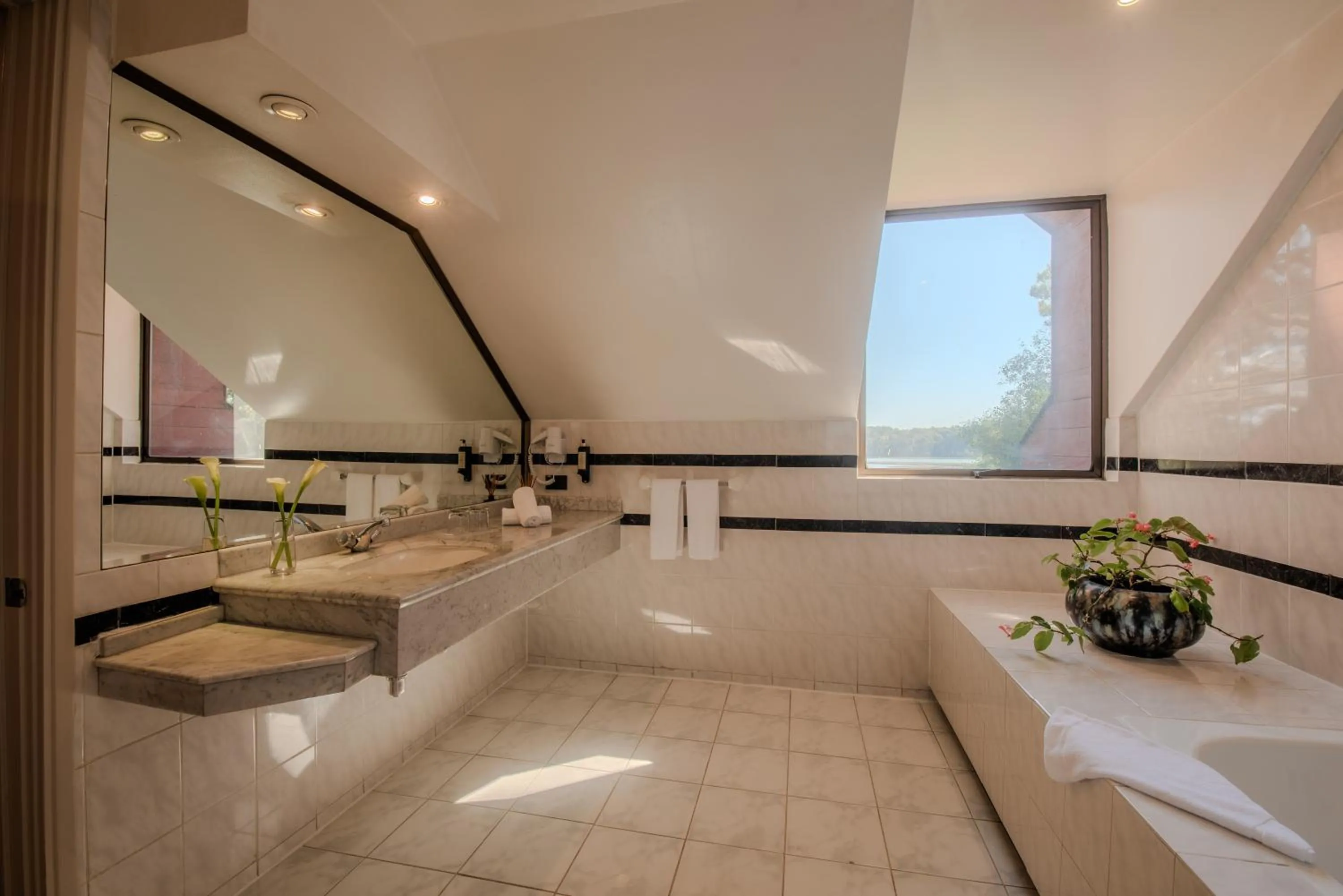 Bathroom in Hotel Puerta del Sur