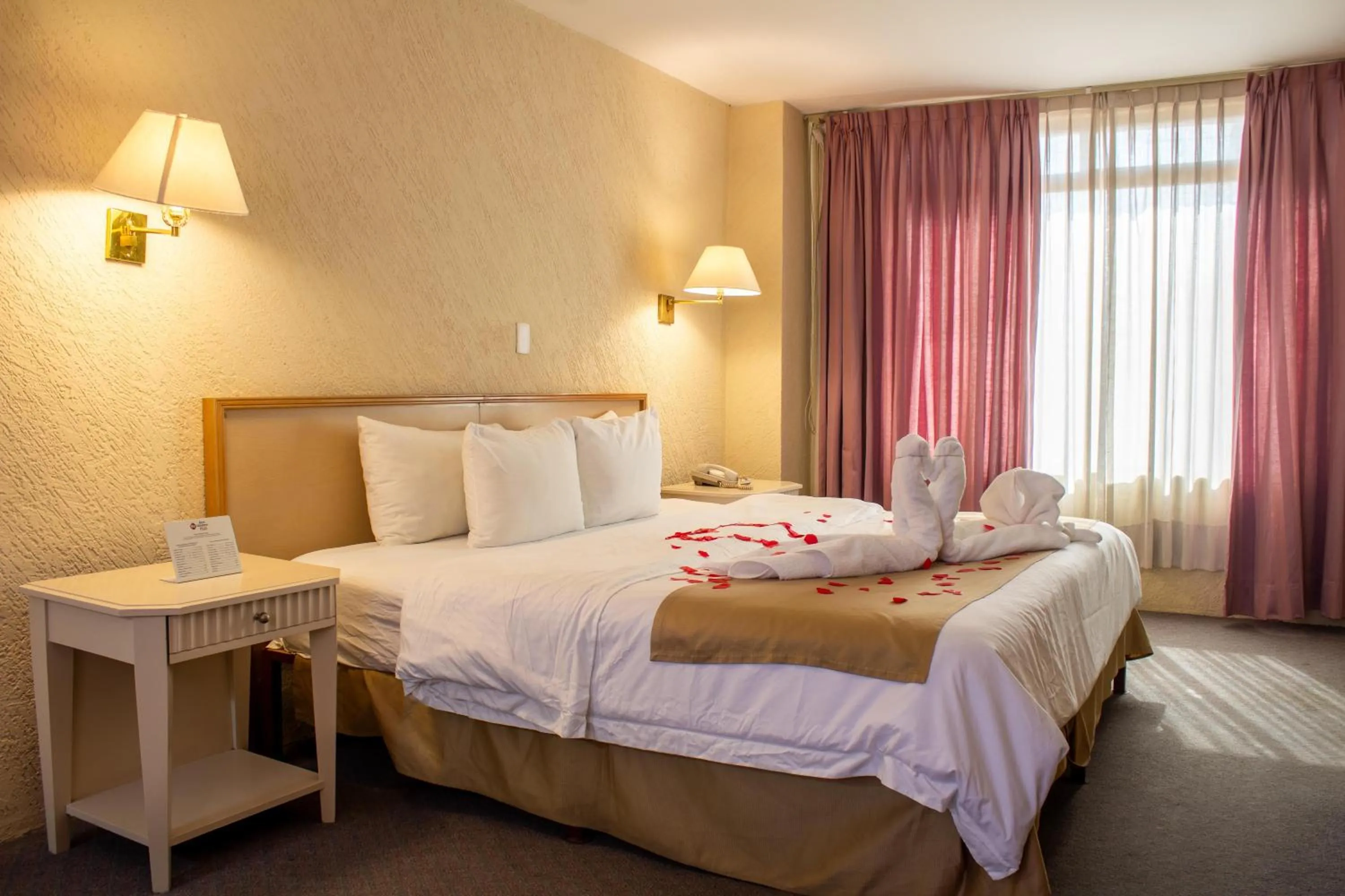 Bedroom, Bed in Best Western PLUS Plaza Florida & Tower