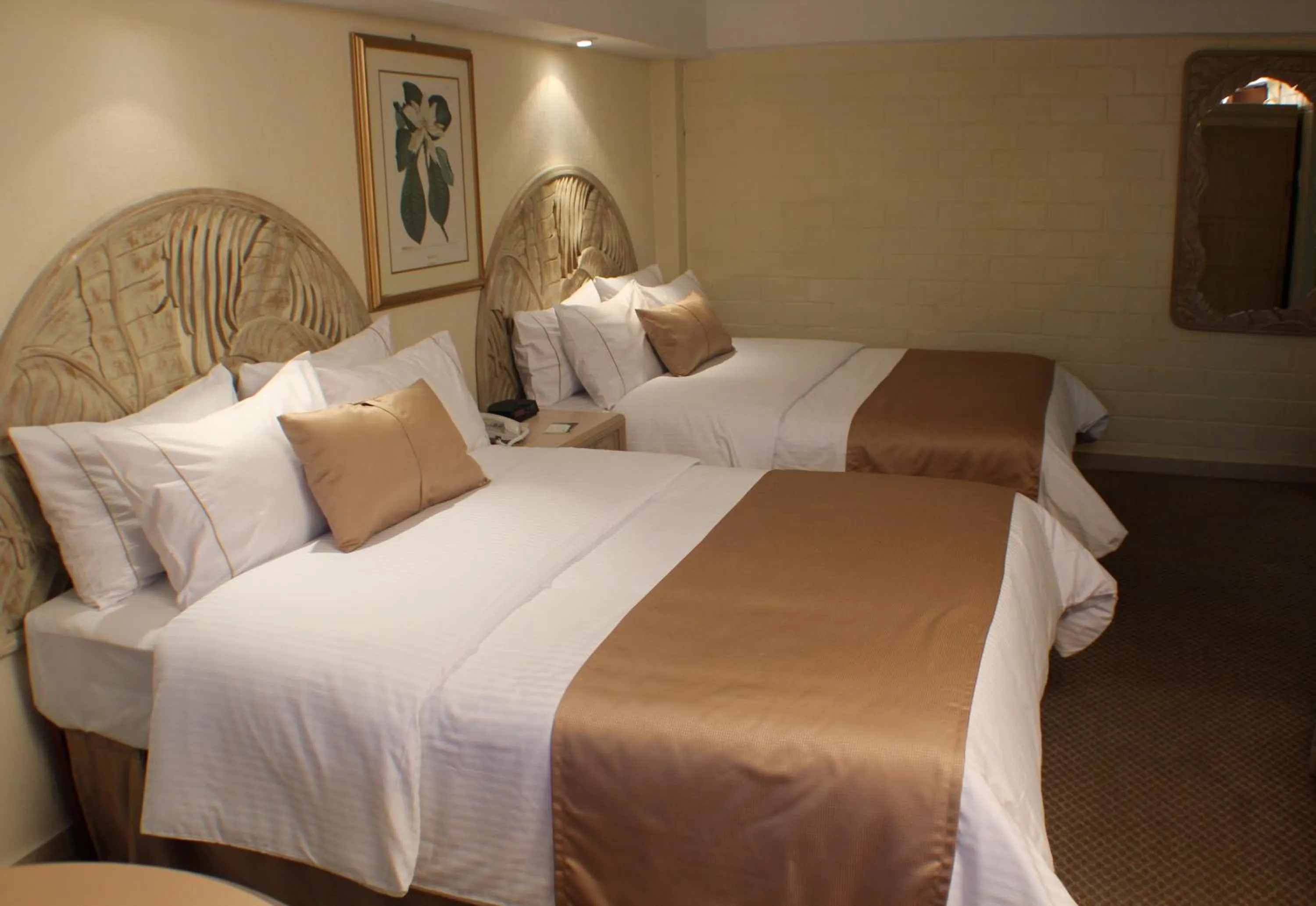 Bed in Best Western PLUS Plaza Florida & Tower