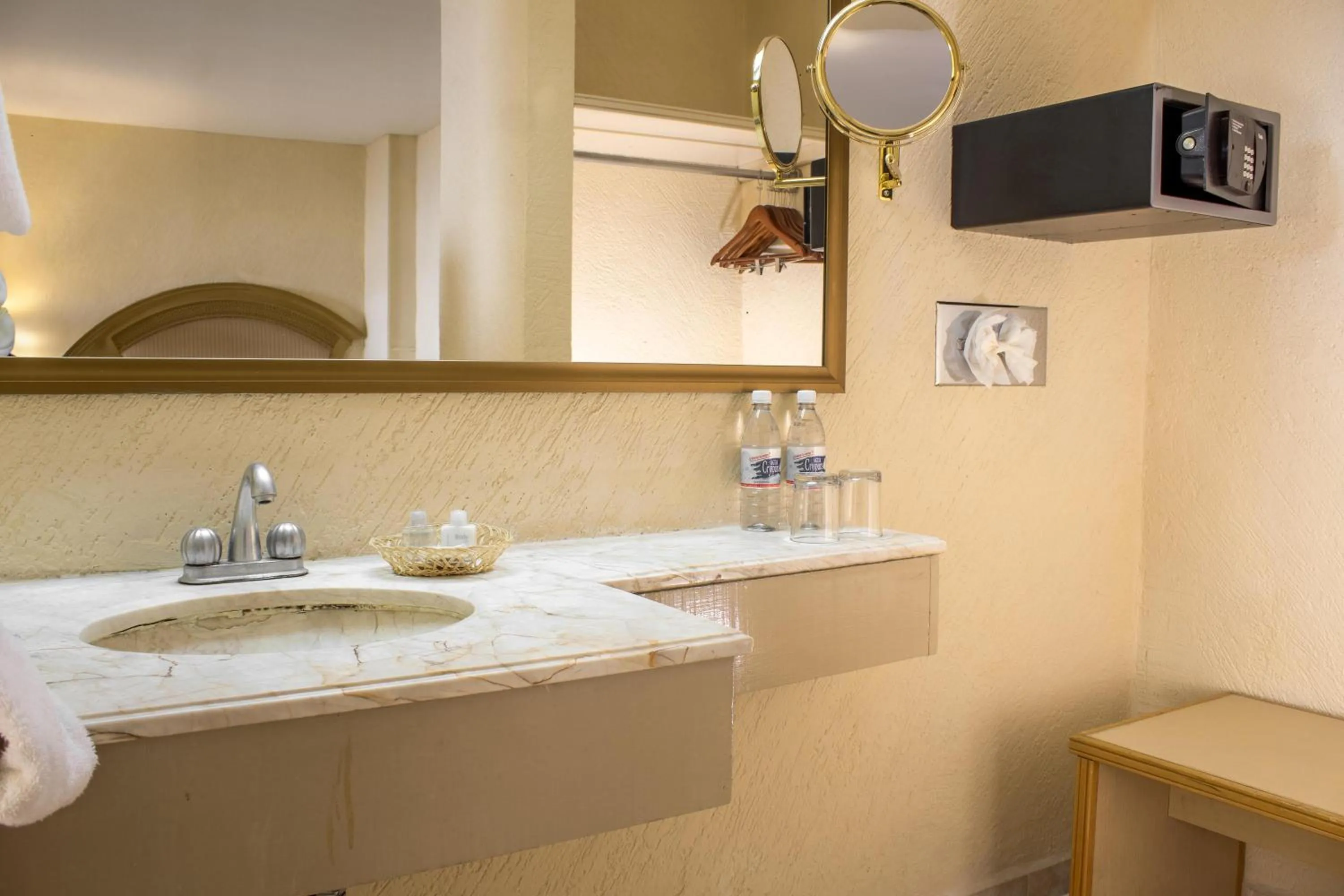 Bathroom in Best Western PLUS Plaza Florida & Tower