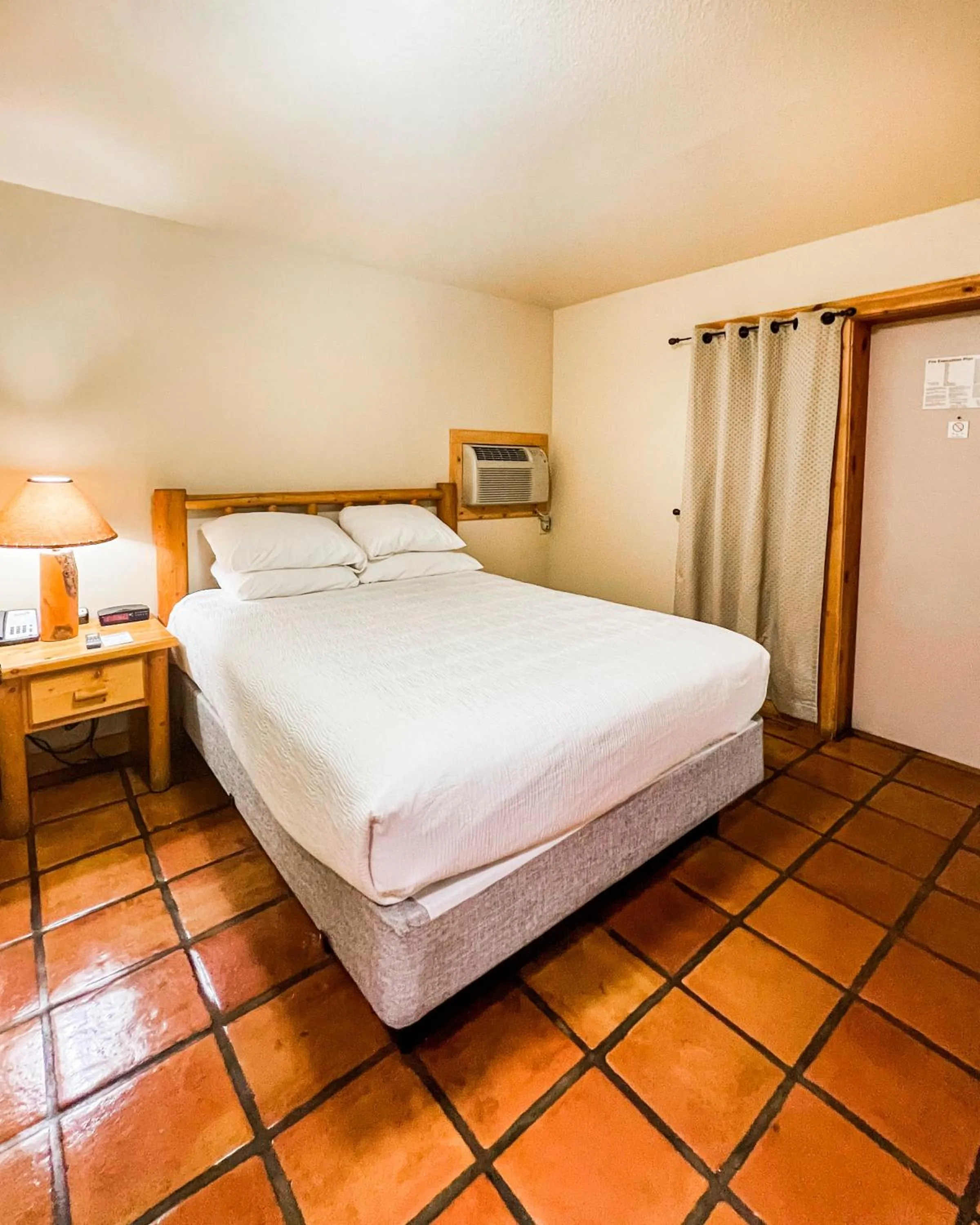 Bedroom, Bed in Big Horn Lodge