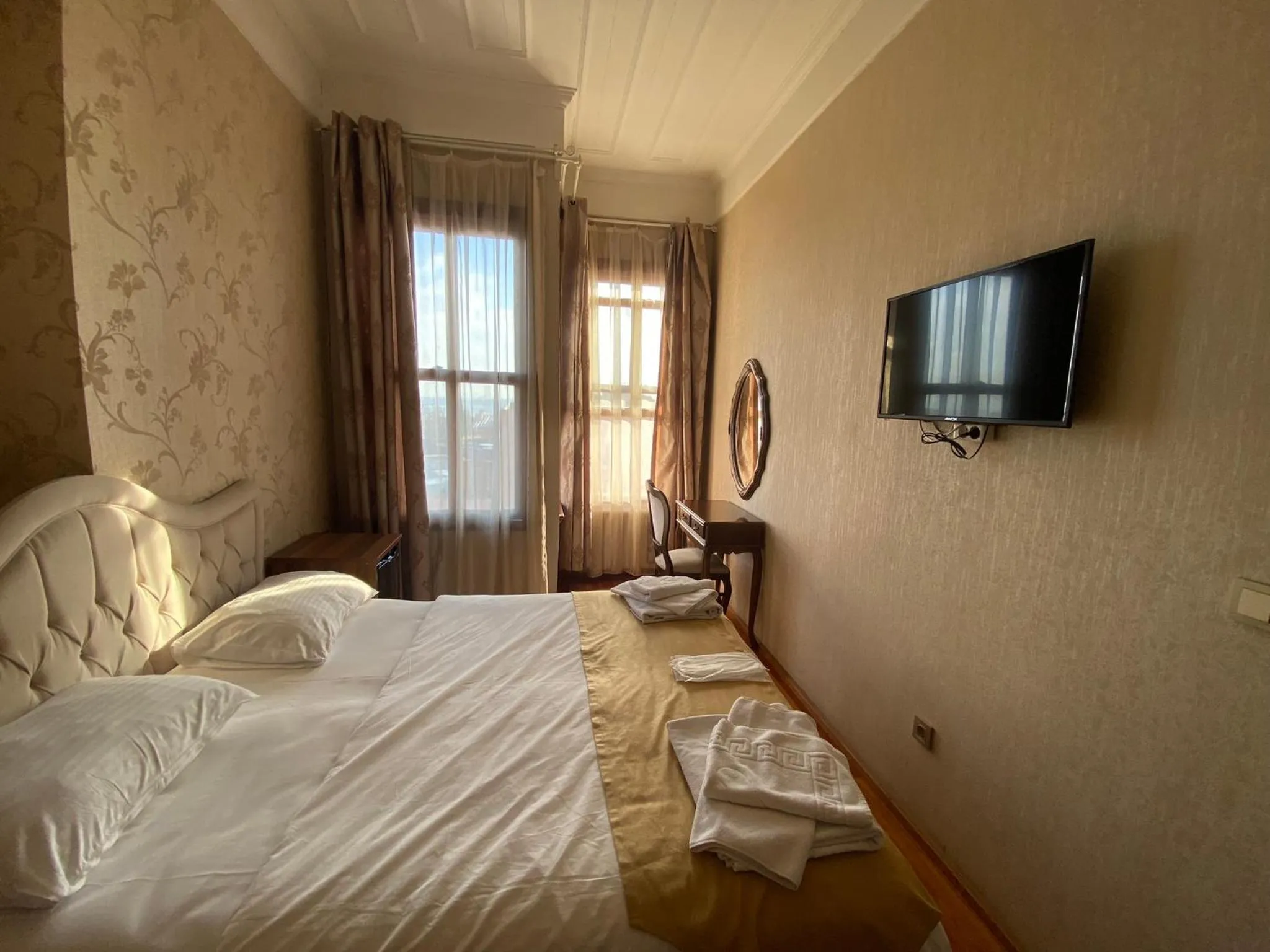 Bed, TV/Entertainment Center in Nuray Hotel