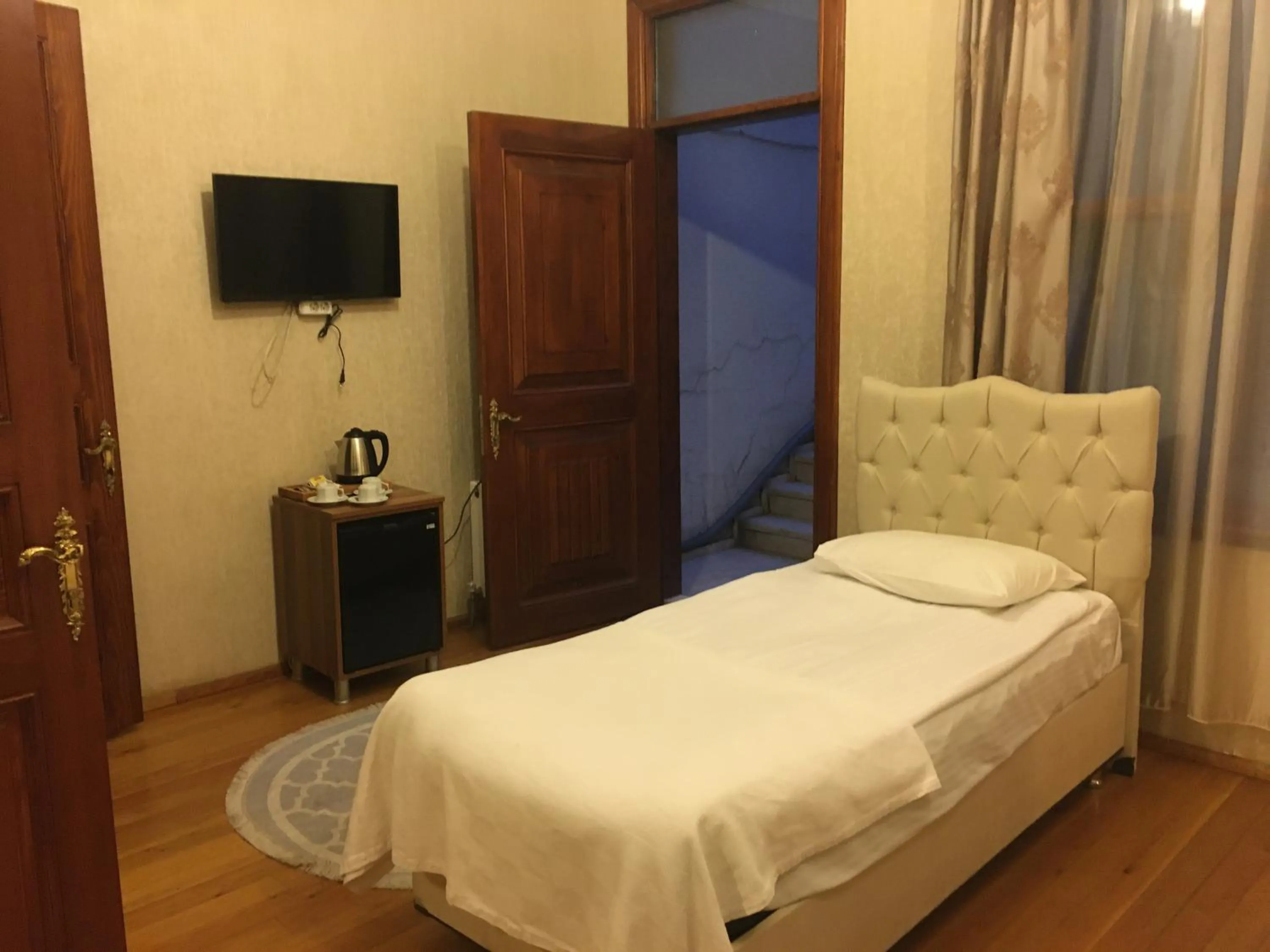 Bed, TV/Entertainment Center in Nuray Hotel