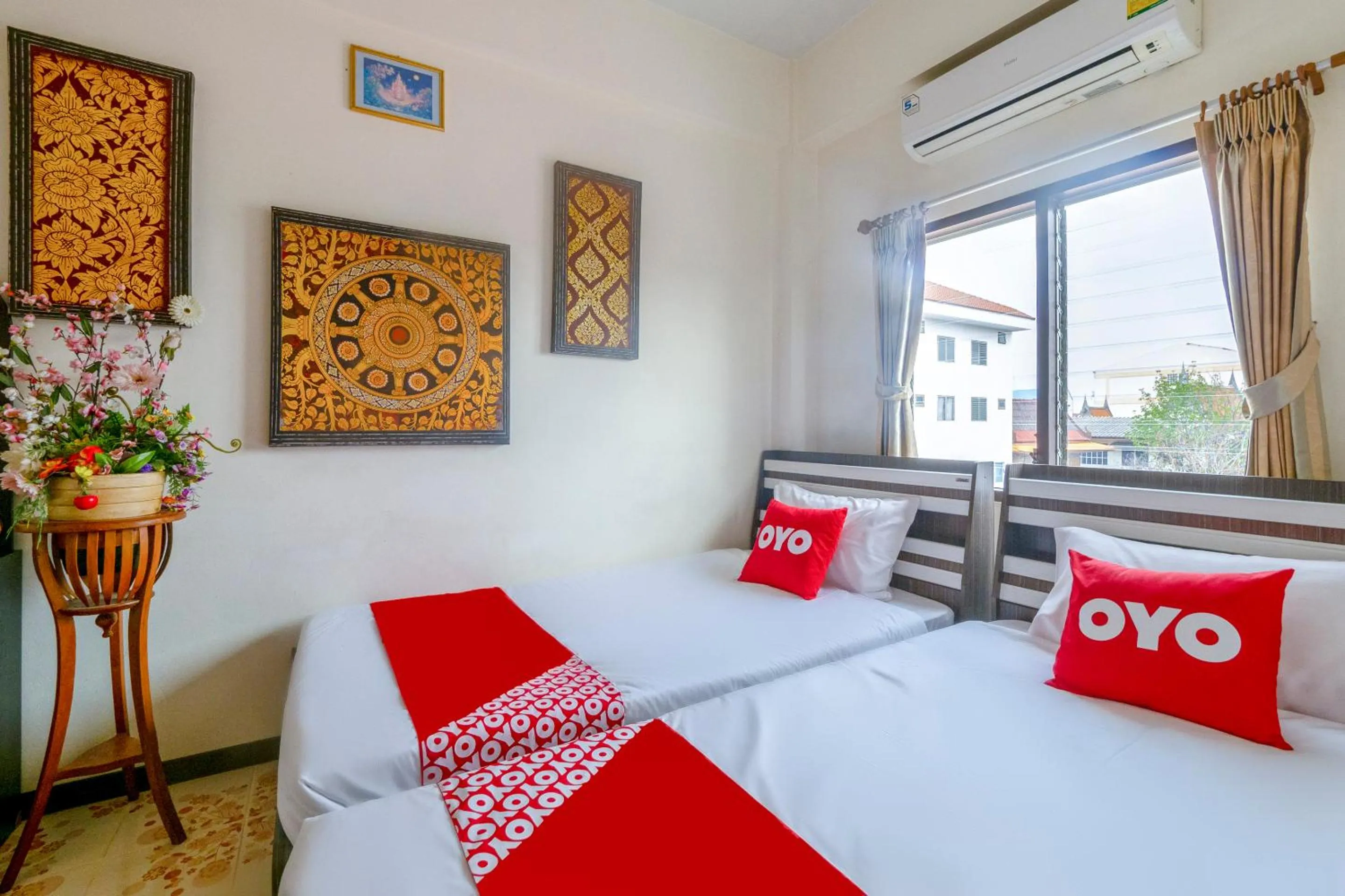 Bedroom, Dining Area in OYO 906 Bann One Love