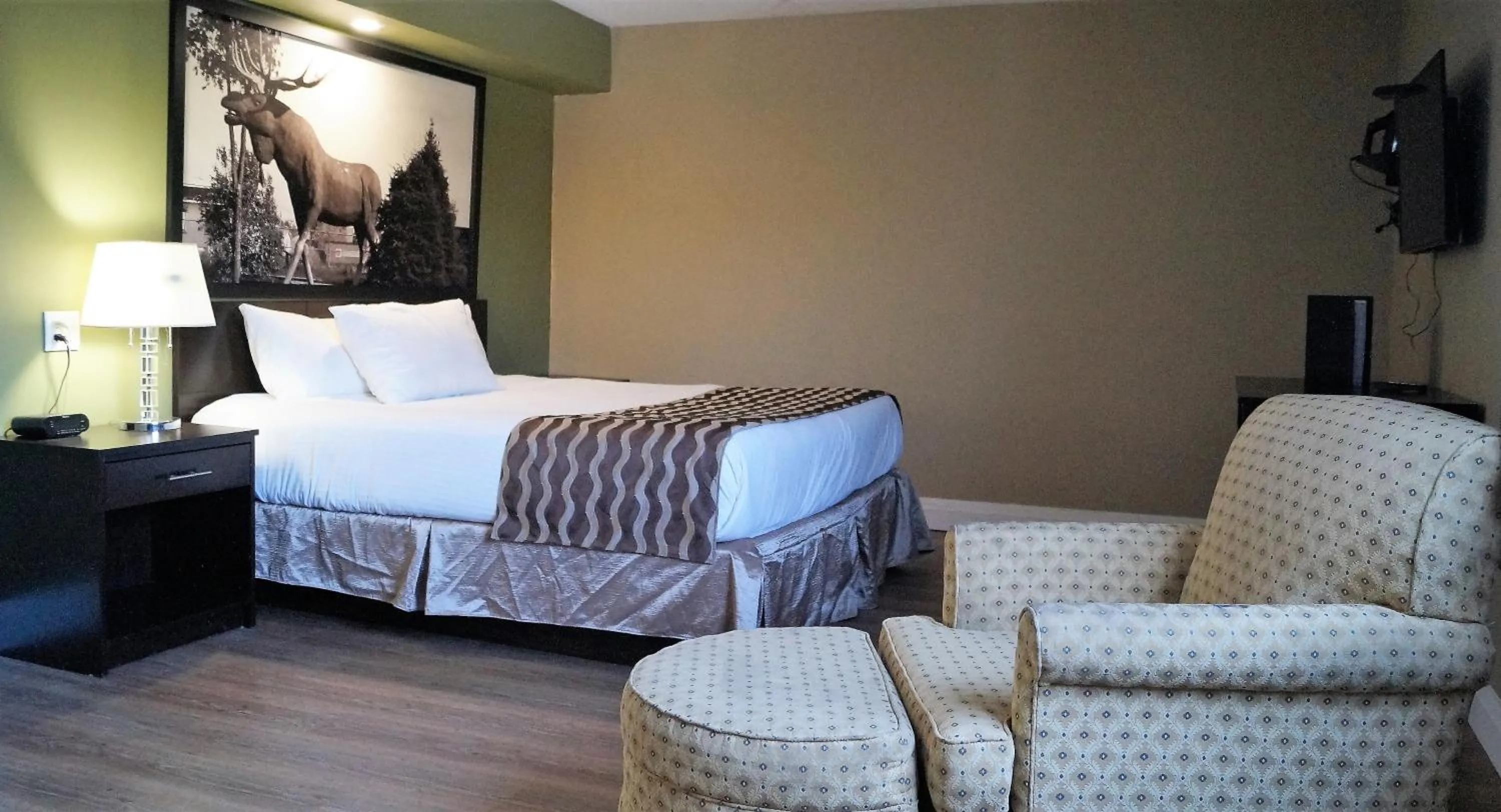 Bedroom, Bed in red maple inn and suites