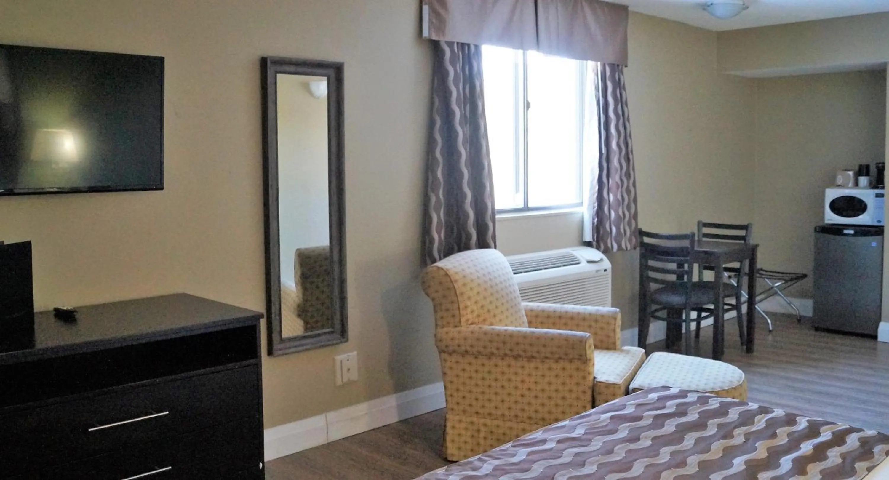 Coffee/tea facilities, Bed in red maple inn and suites