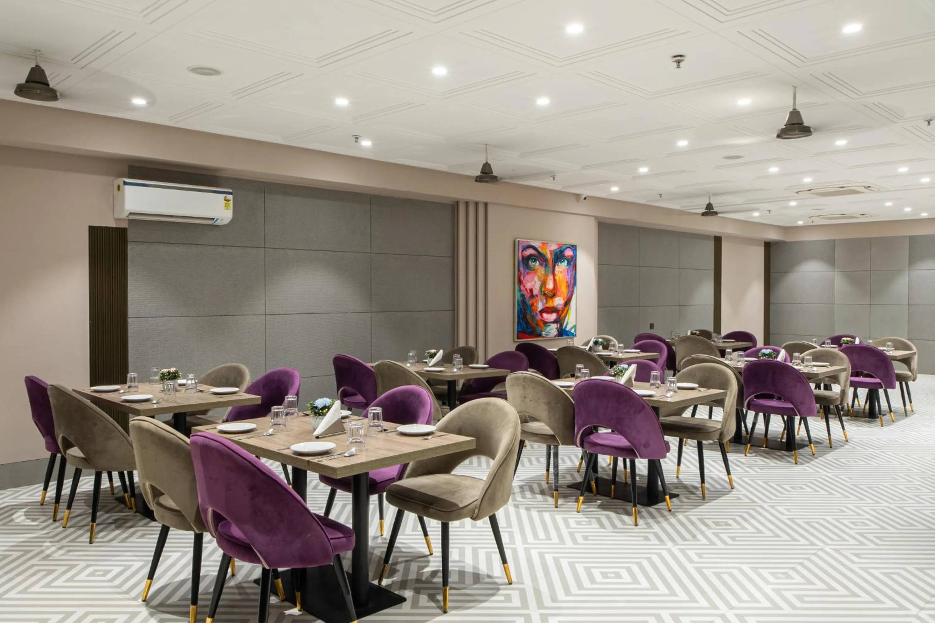 Restaurant/places to eat in Hotel Sunstar Grand