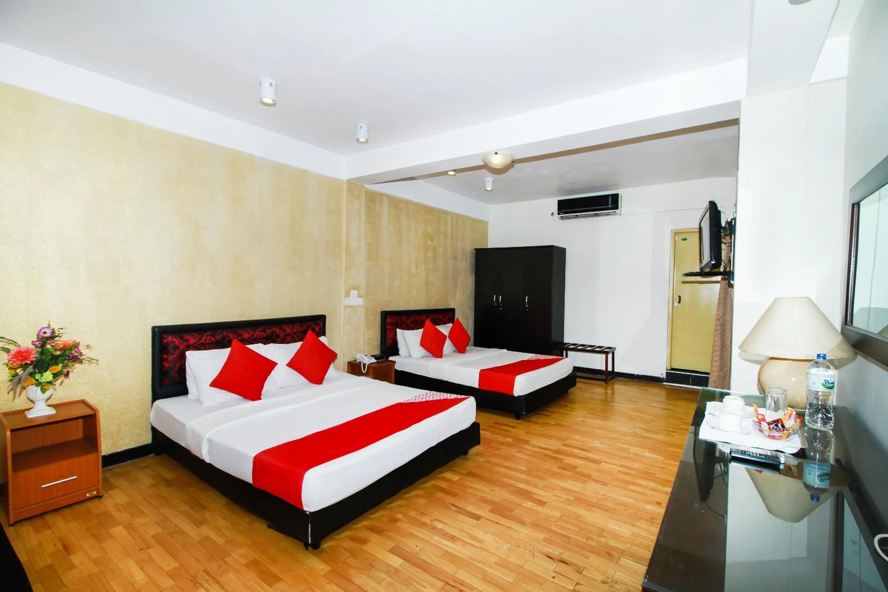 Bedroom, Bed in Omega Regency Colombo