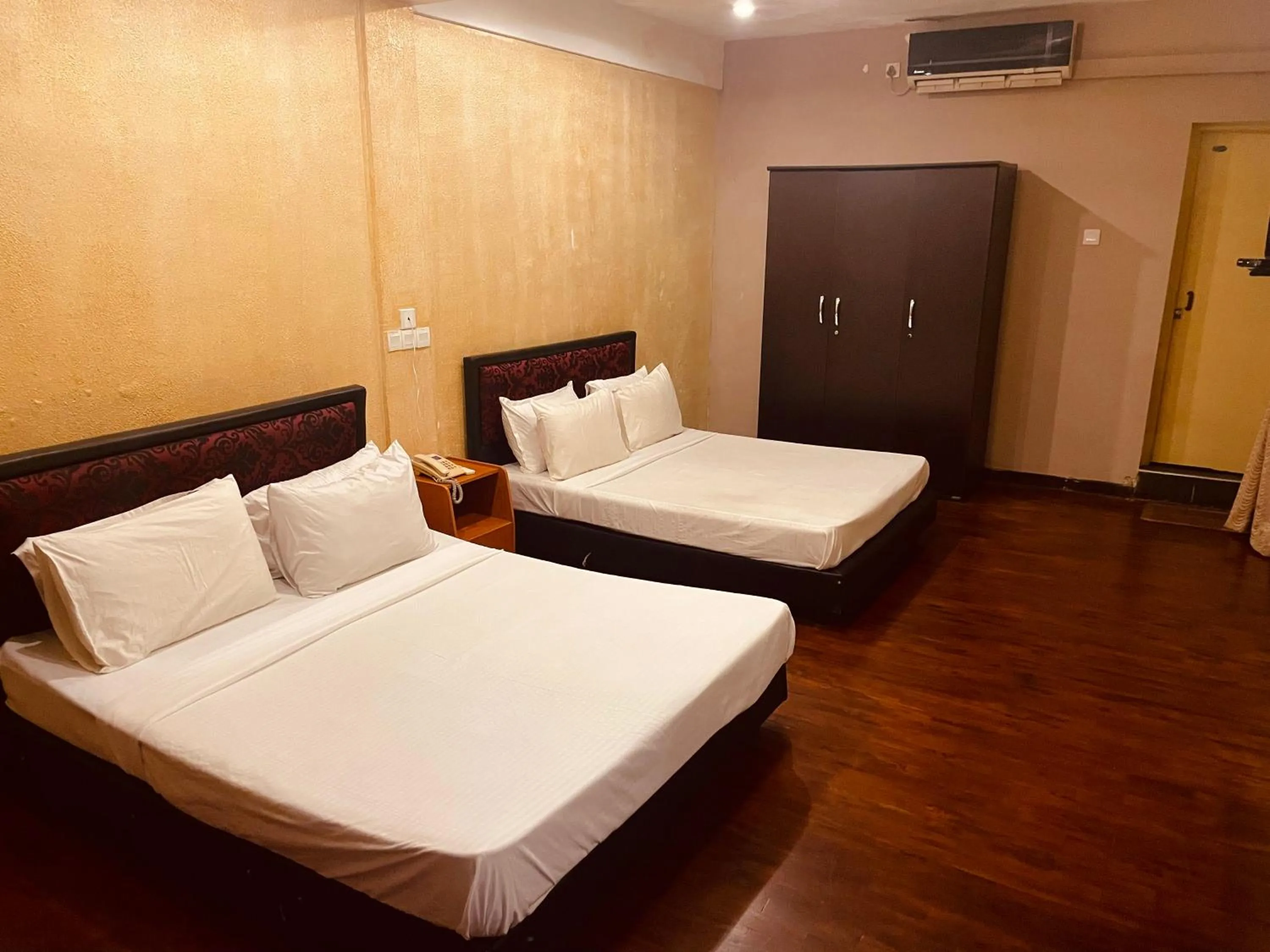 Bedroom, Bed in Omega Regency Colombo