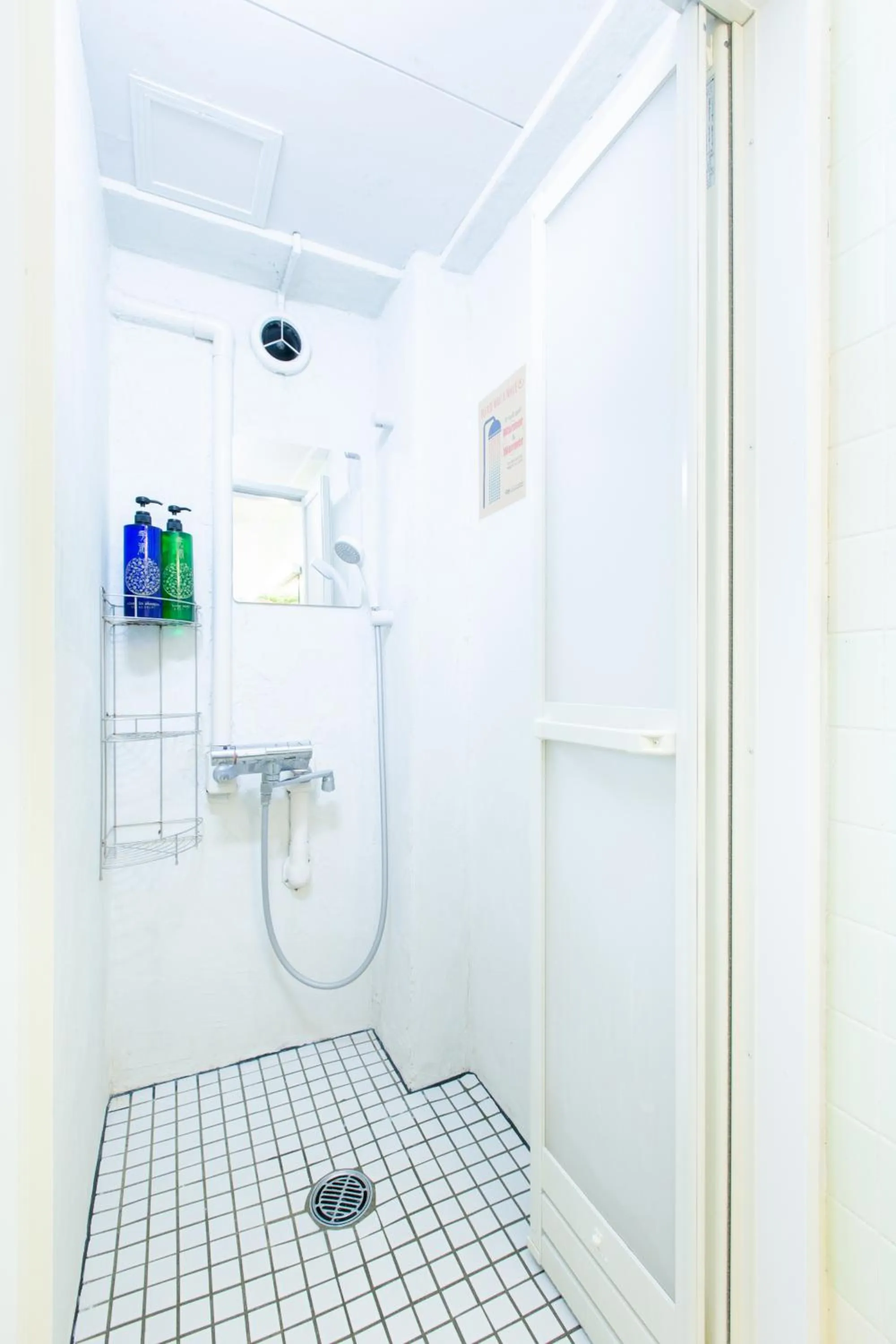 Shower in Shinagawa-shuku Guest House & Tours