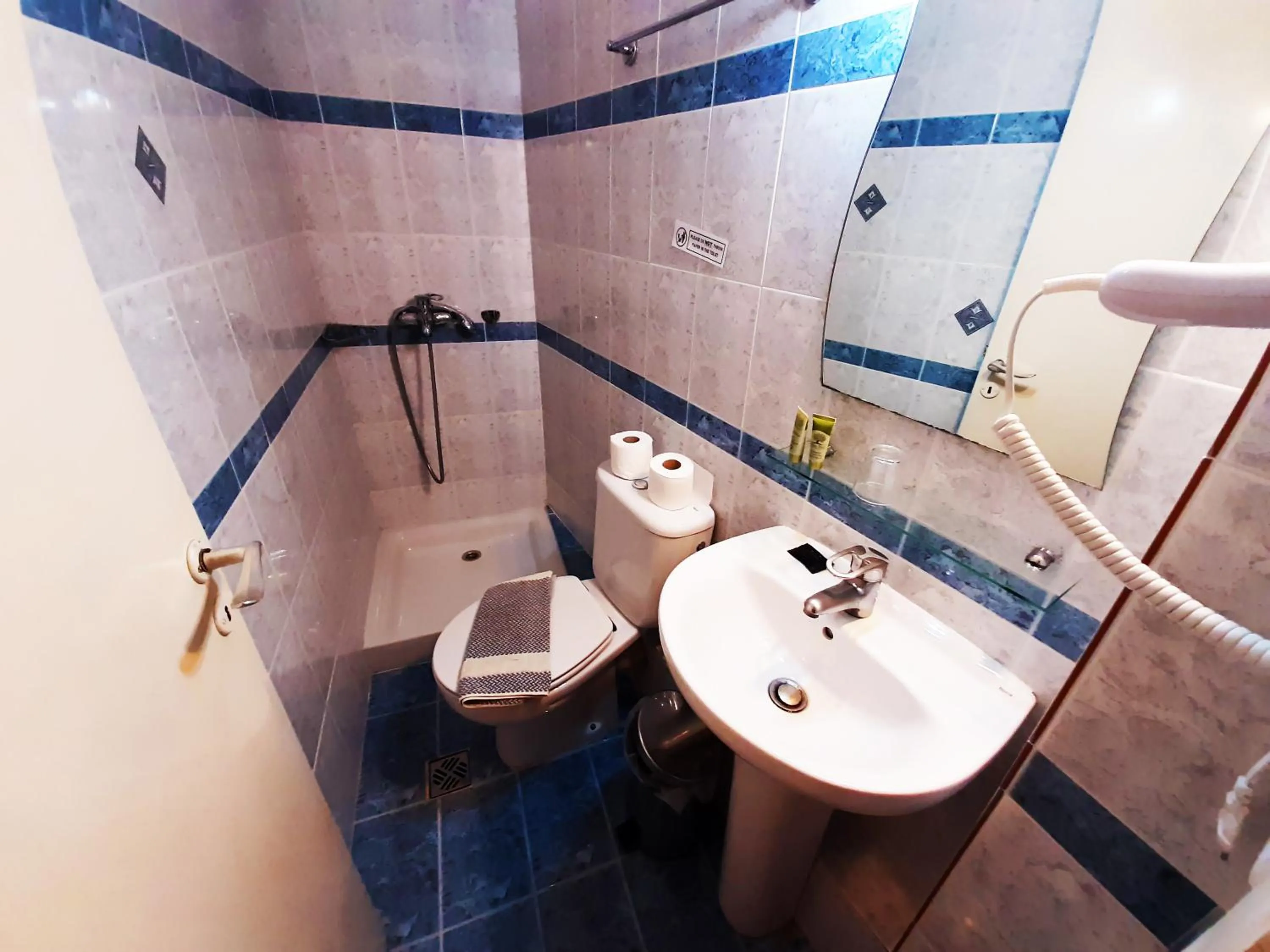 Shower in Mitho Hotel Spa