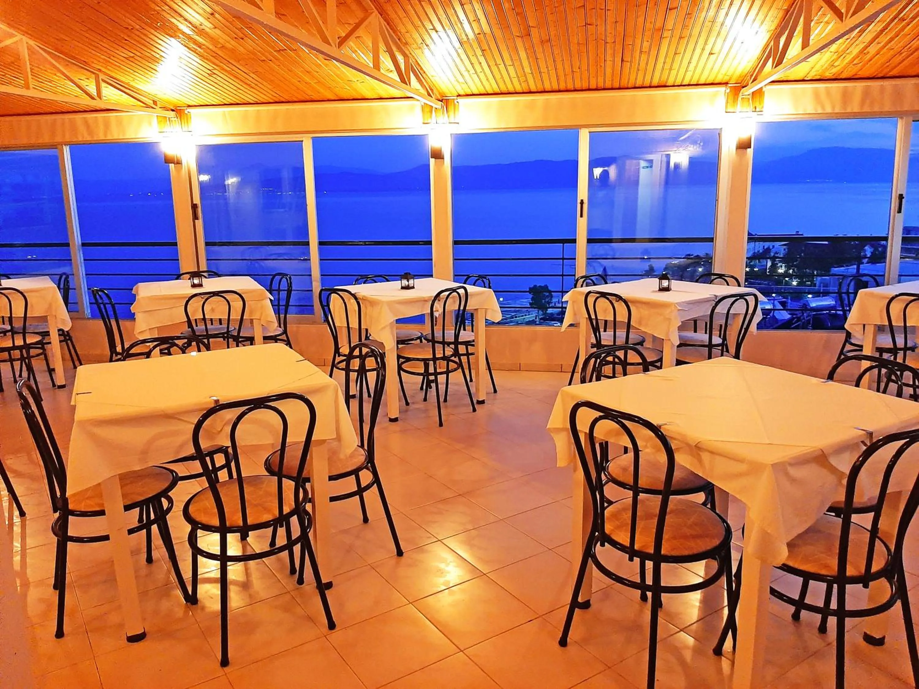 Restaurant/places to eat in Mitho Hotel Spa