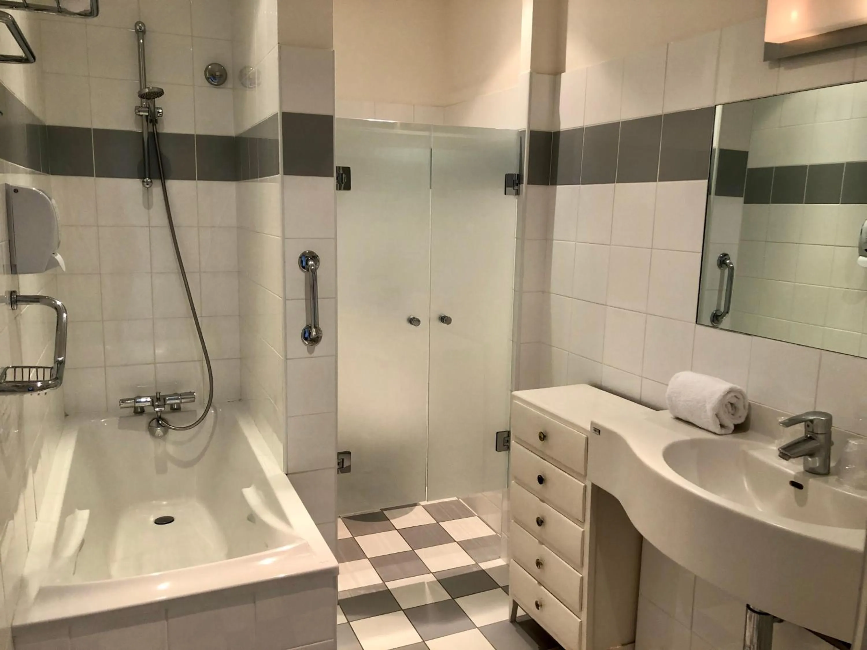 Bathroom in Logis Hôtel Restaurant le Printania