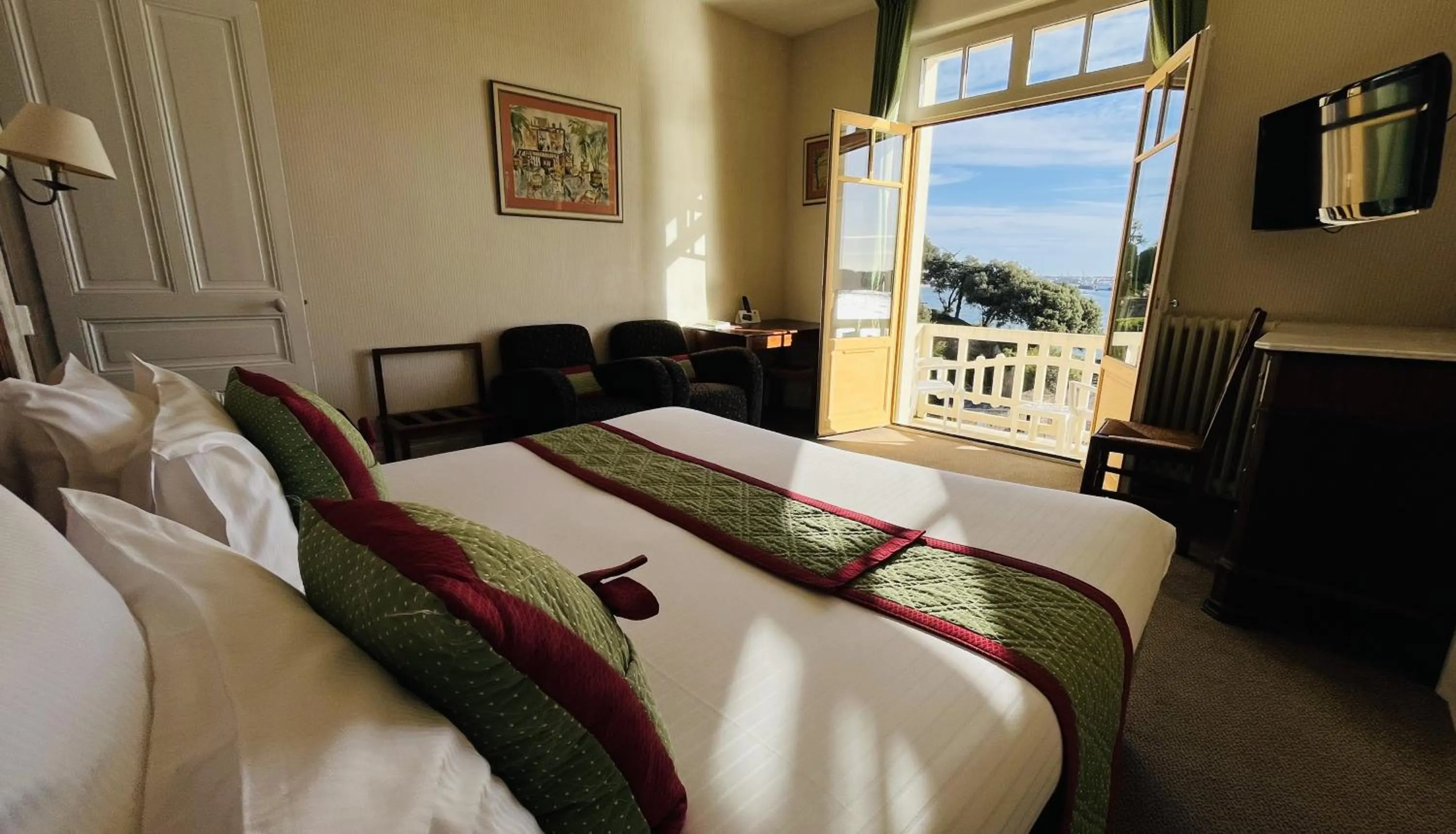 Sea view, Bed in Logis Hôtel Restaurant le Printania