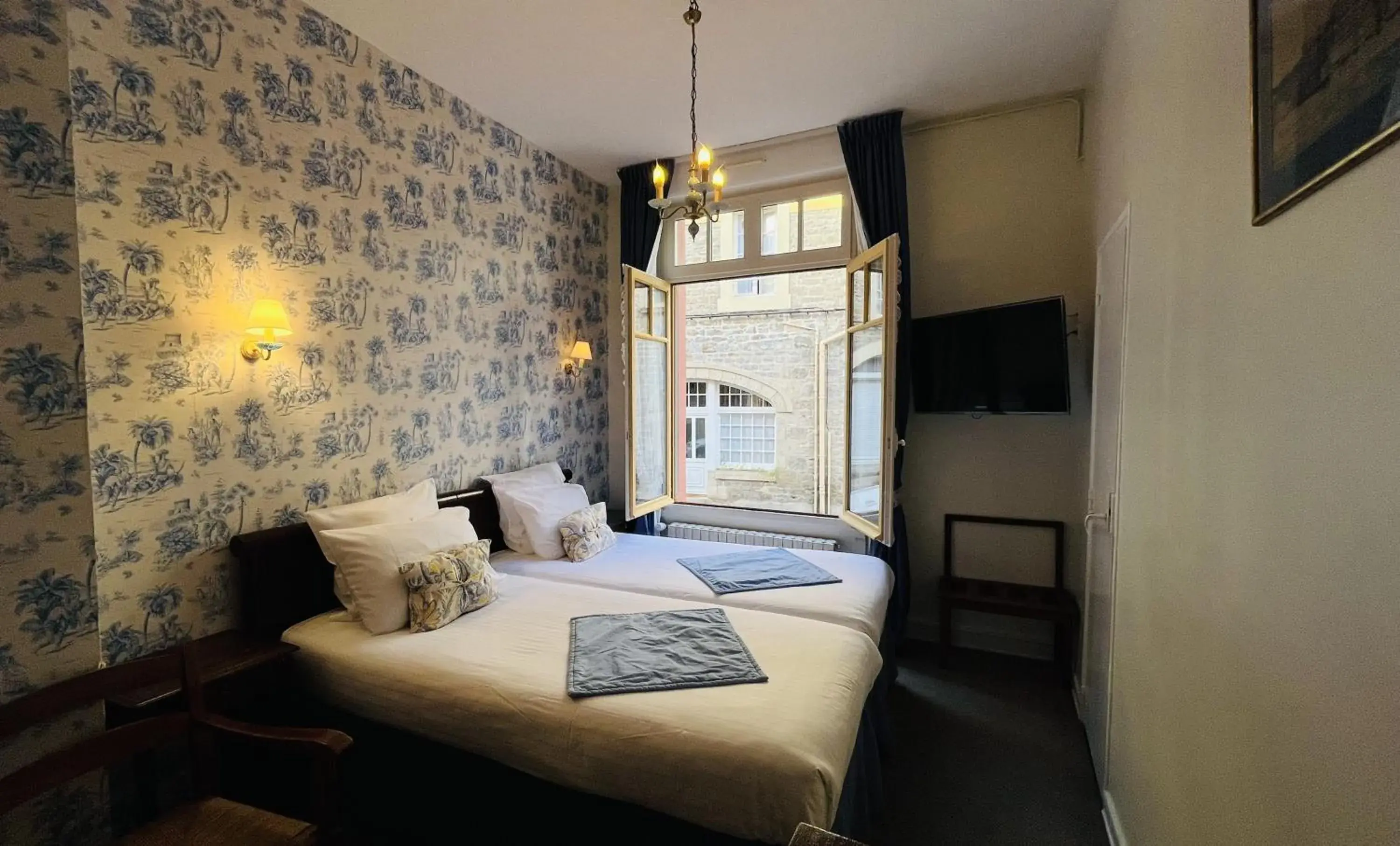 Double or Twin Room with Street View in Logis Hôtel Restaurant le Printania Double or Twin Room with Street View in Logis Hôtel Restaurant le Printania