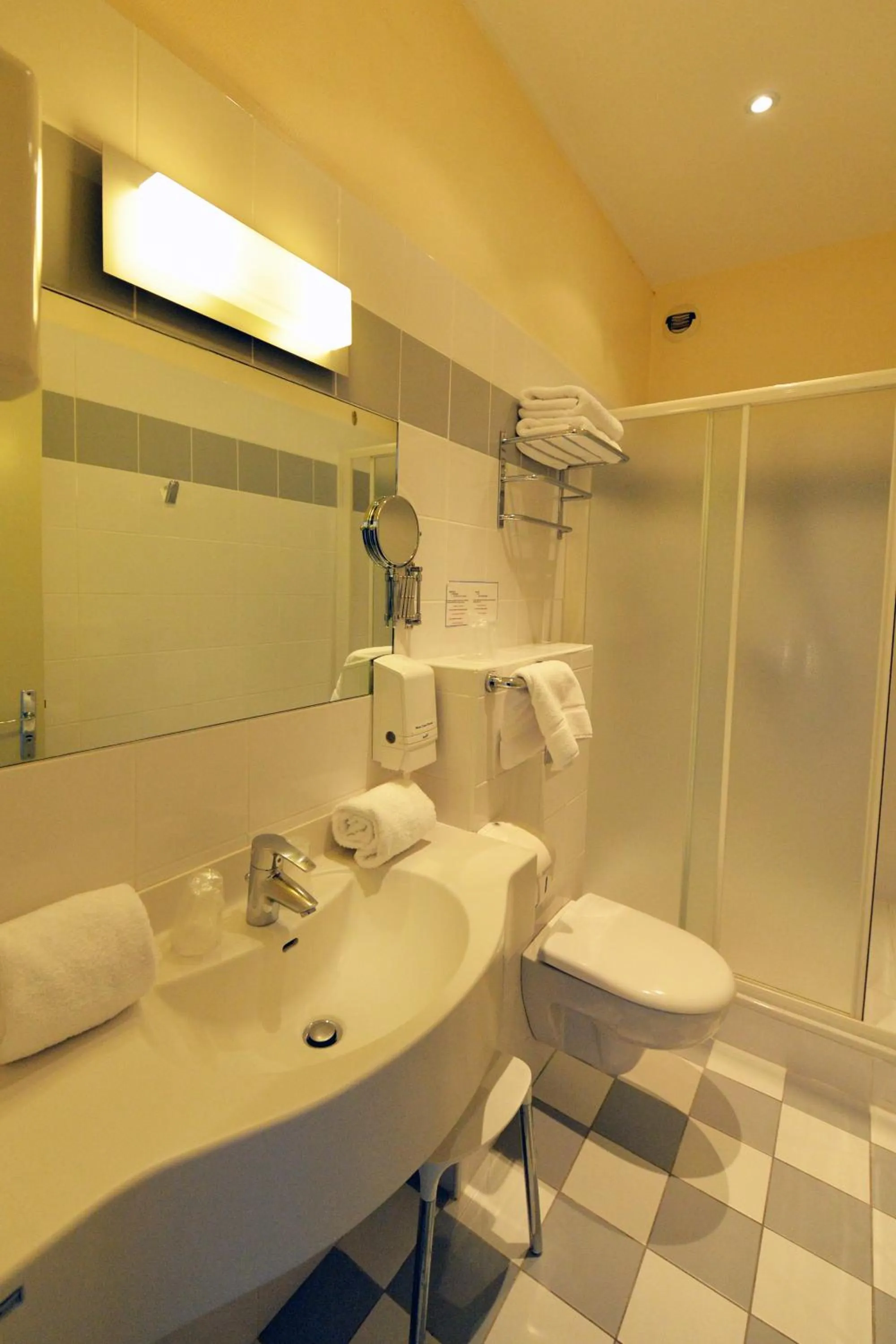 Bathroom in Logis Hôtel Restaurant le Printania