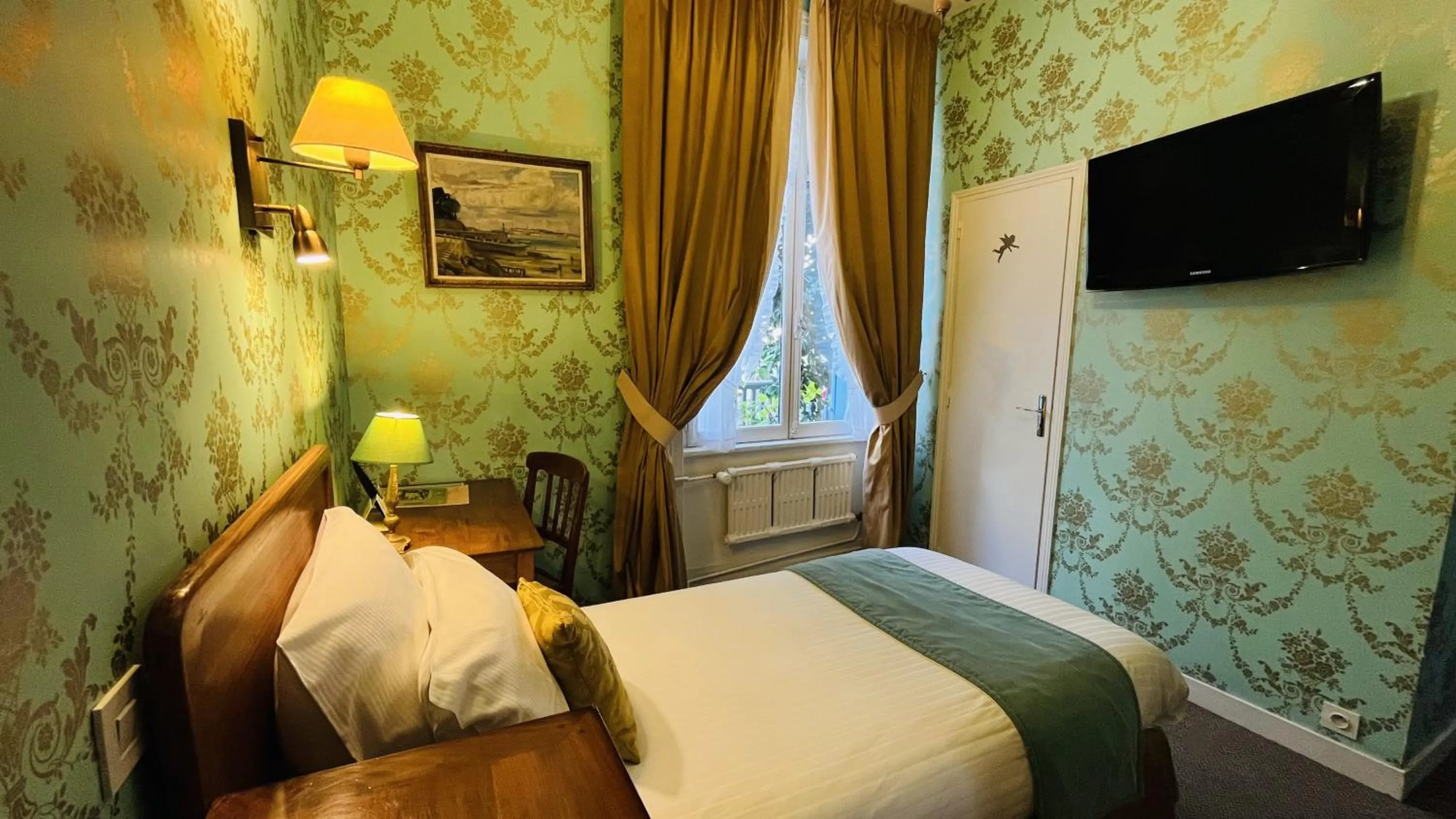 Bedroom, Bed in Logis Hôtel Restaurant le Printania