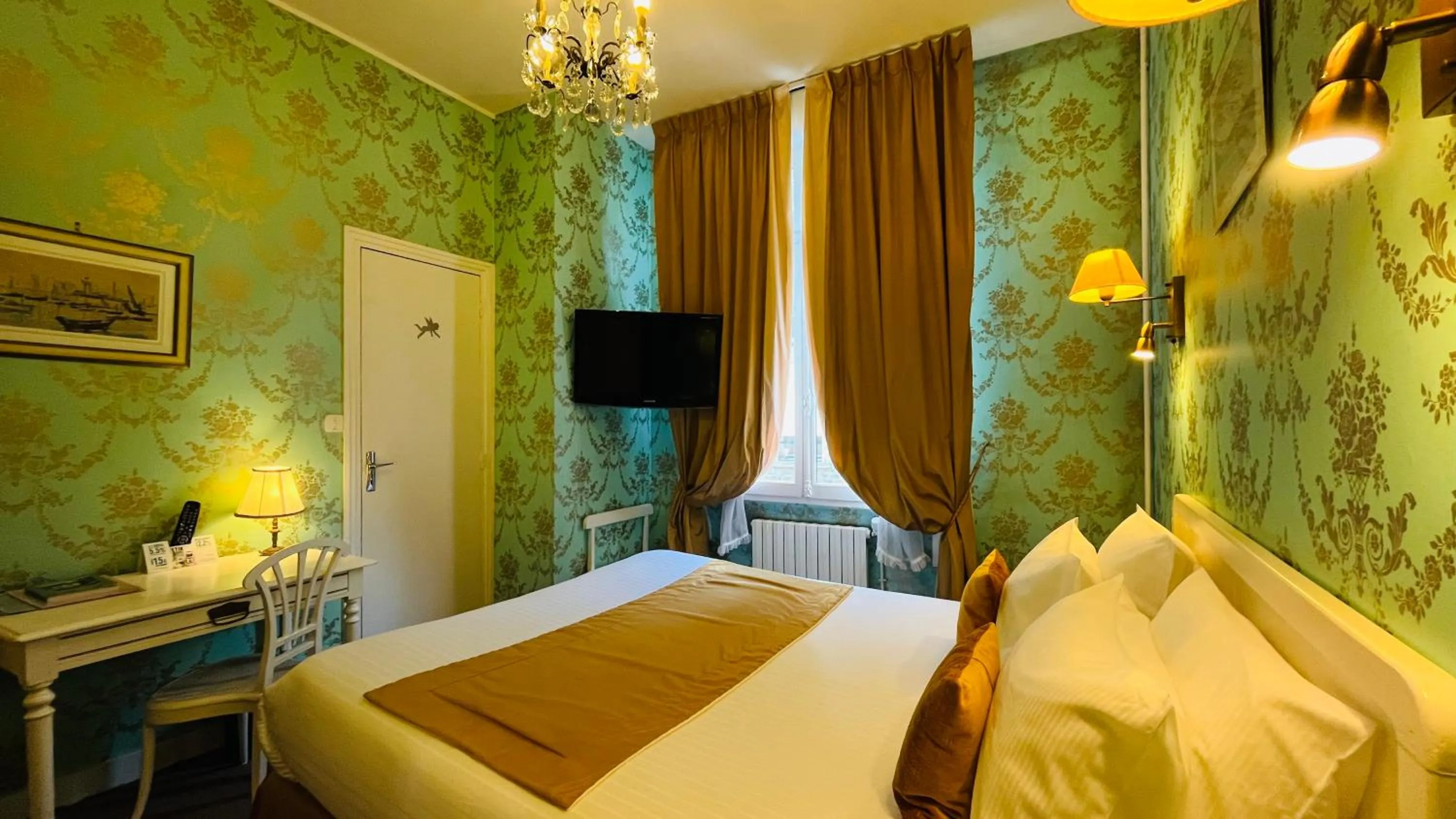 Bedroom, Bed in Logis Hôtel Restaurant le Printania