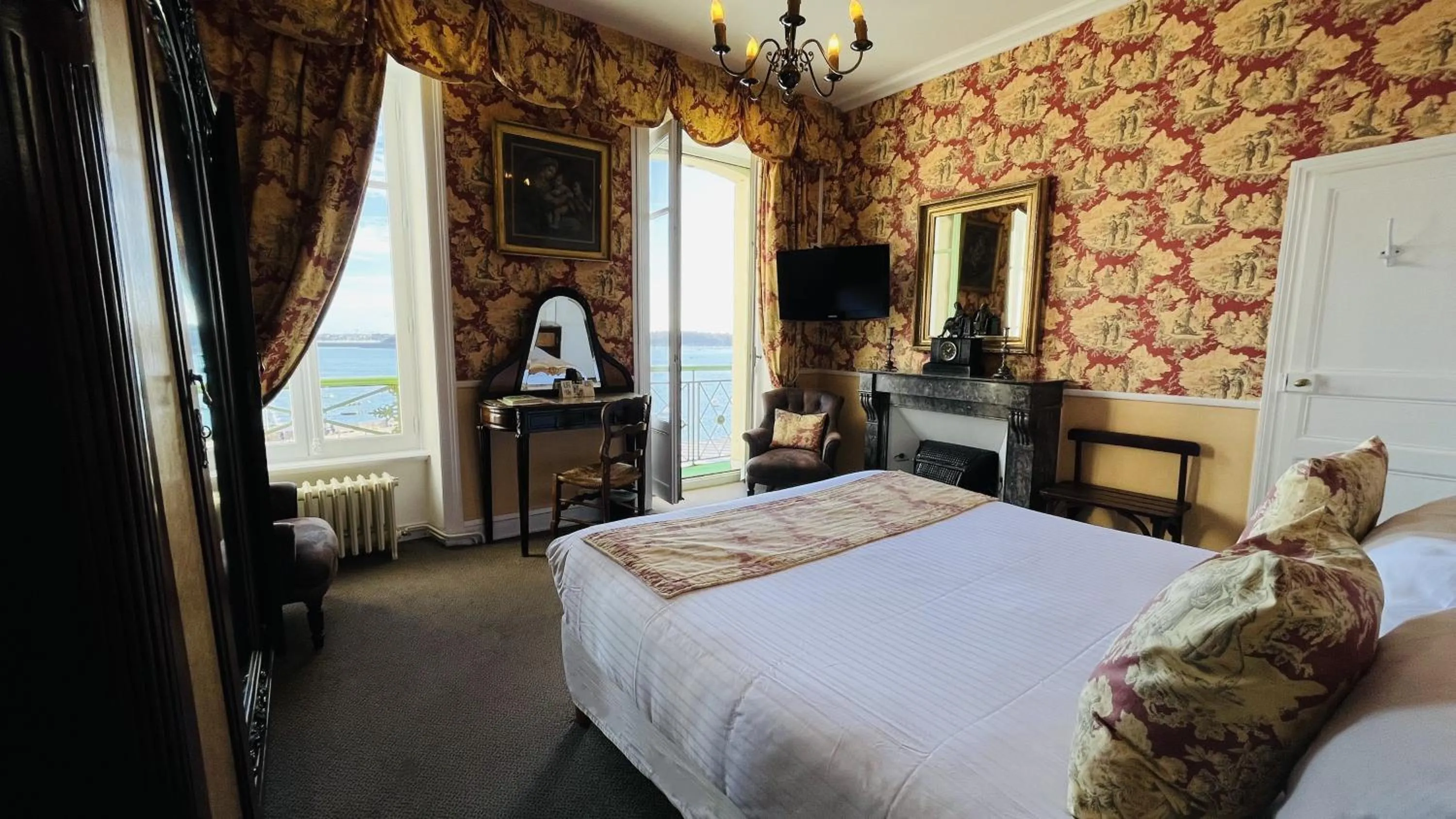 Bedroom, Bed in Logis Hôtel Restaurant le Printania