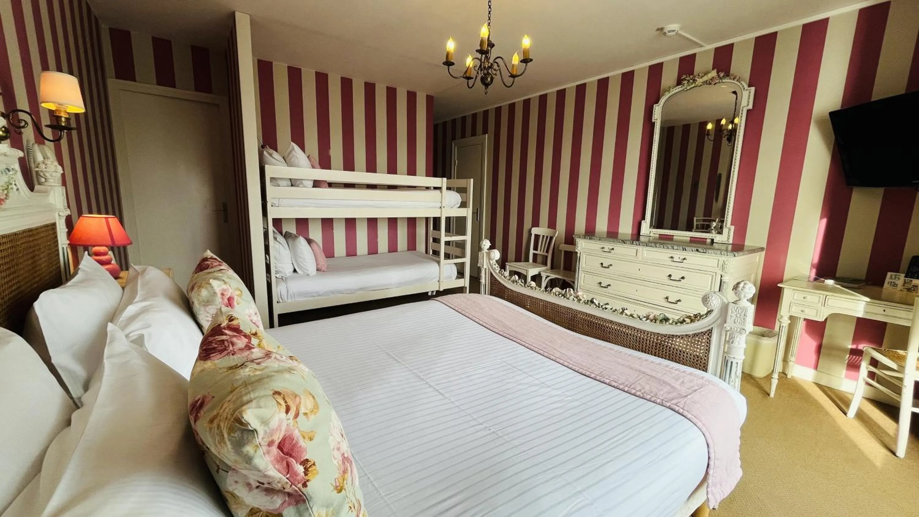 Bedroom, Bed in Logis Hôtel Restaurant le Printania