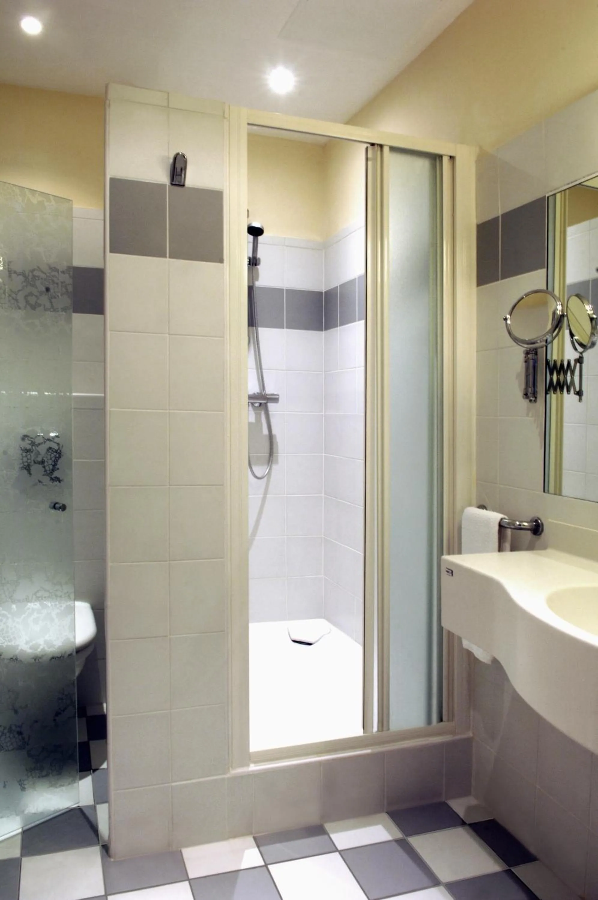 Bathroom in Logis Hôtel Restaurant le Printania