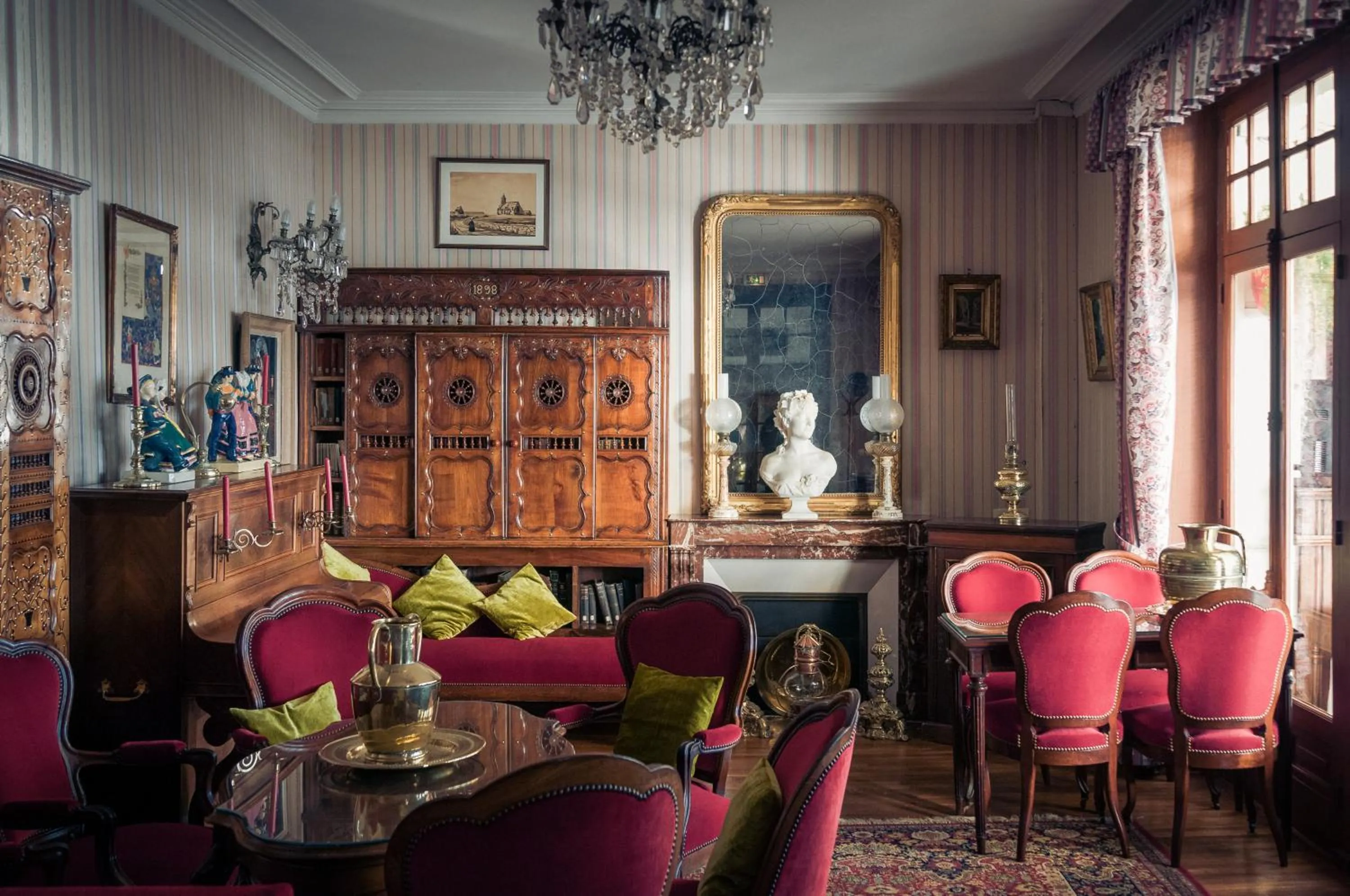 Communal lounge/ TV room in Logis Hôtel Restaurant le Printania