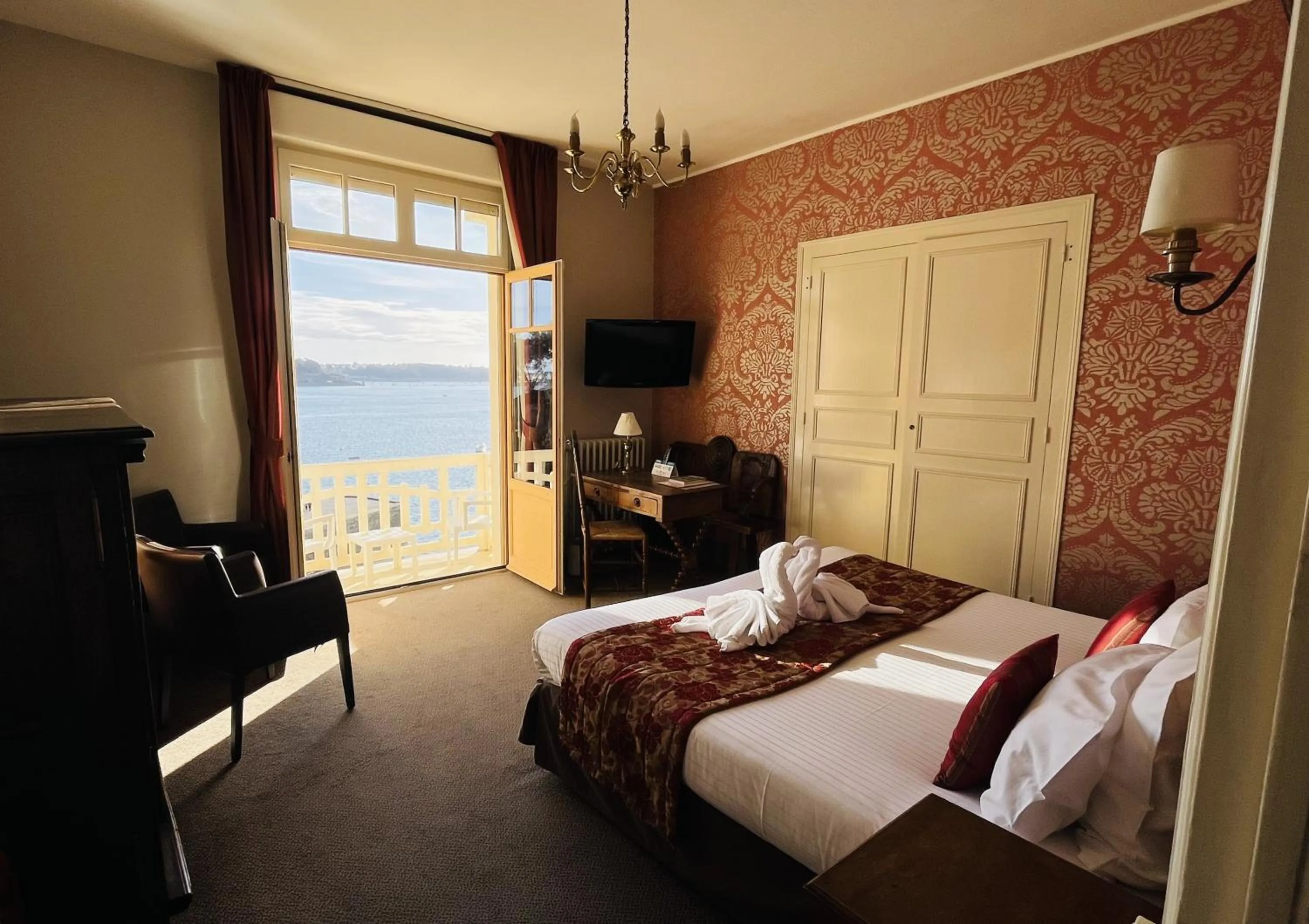 Sea view, Bed in Logis Hôtel Restaurant le Printania