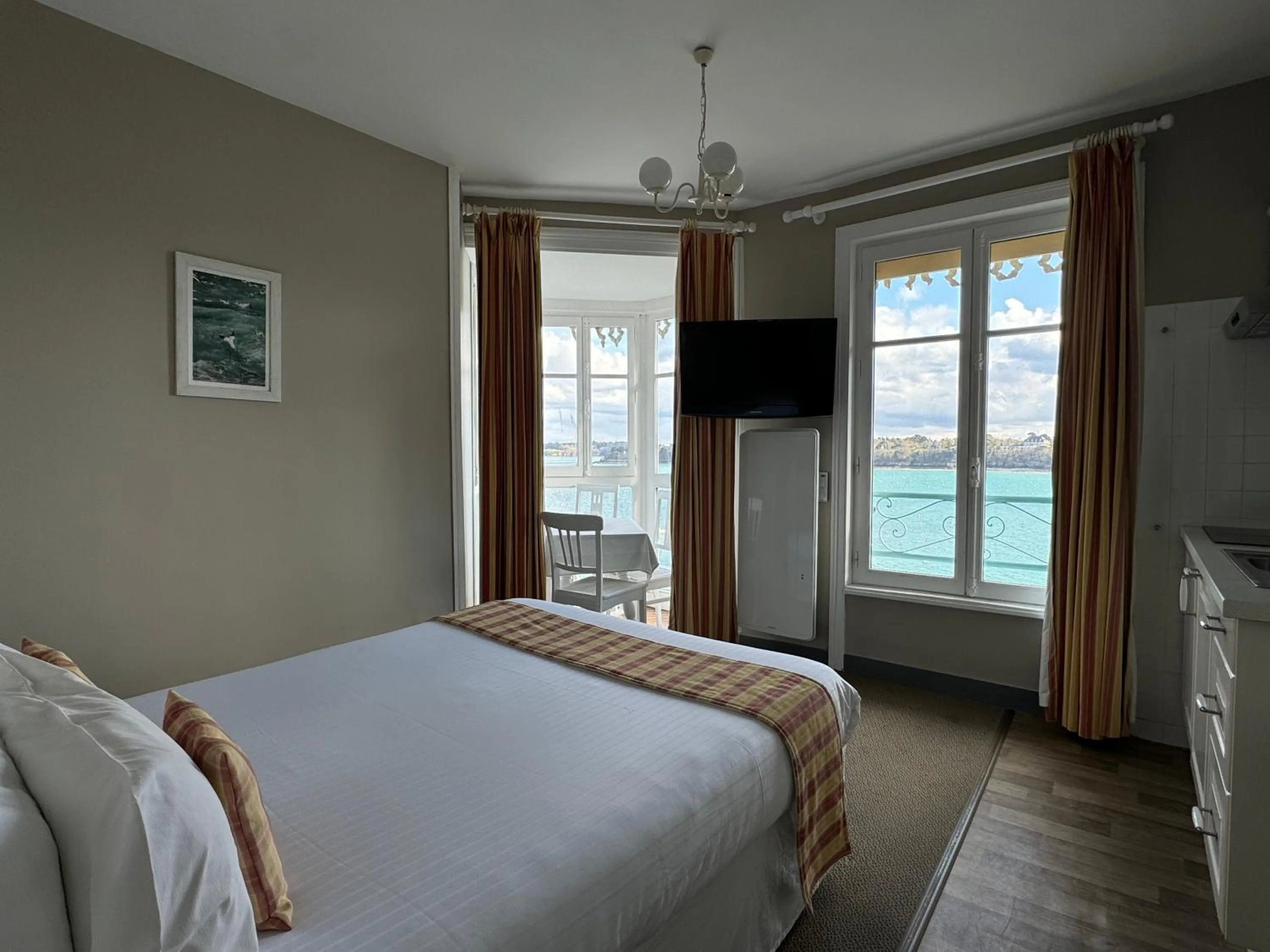 Sea view, Bed in Logis Hôtel Restaurant le Printania