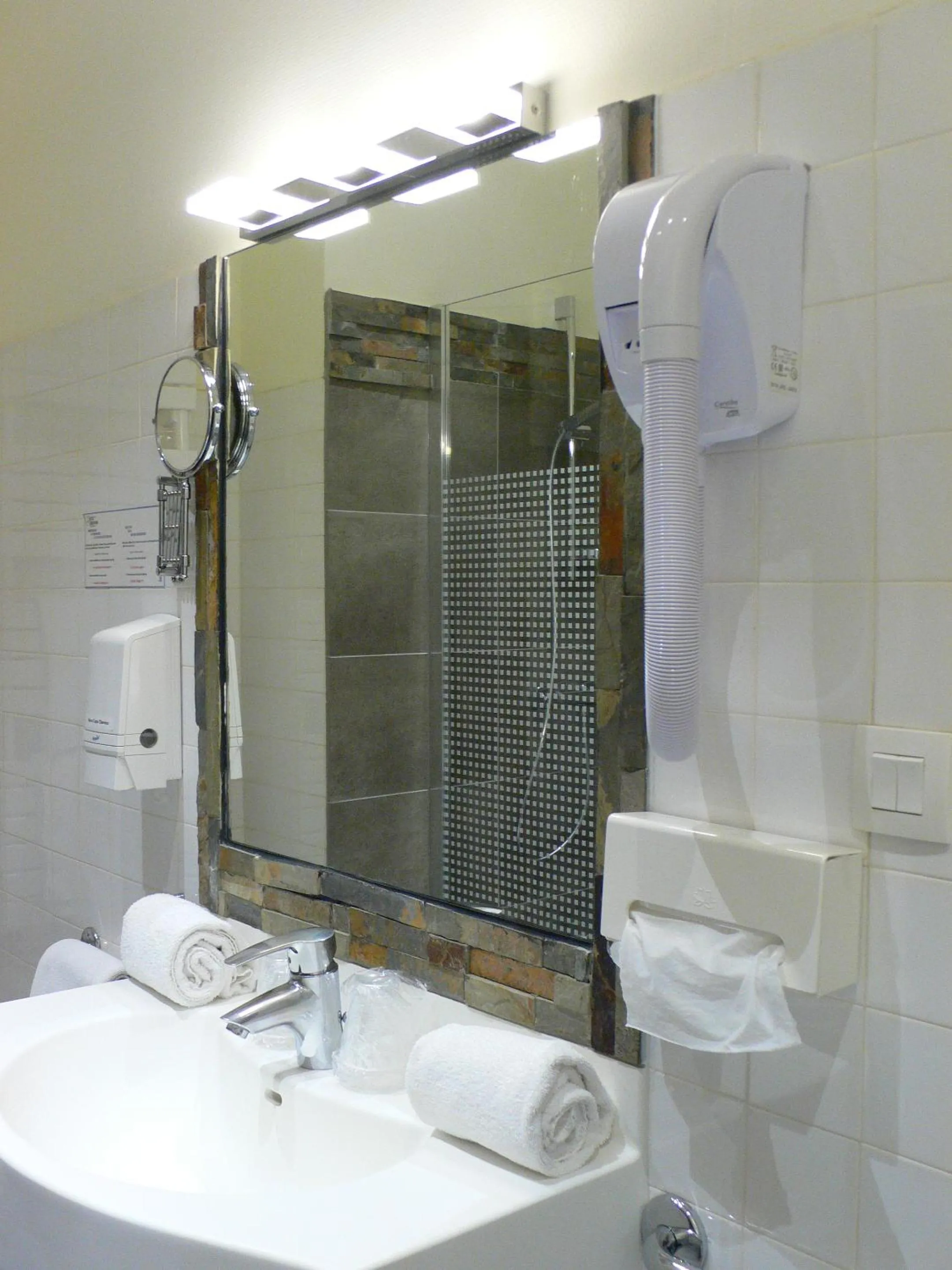 Bathroom in Logis Hôtel Restaurant le Printania