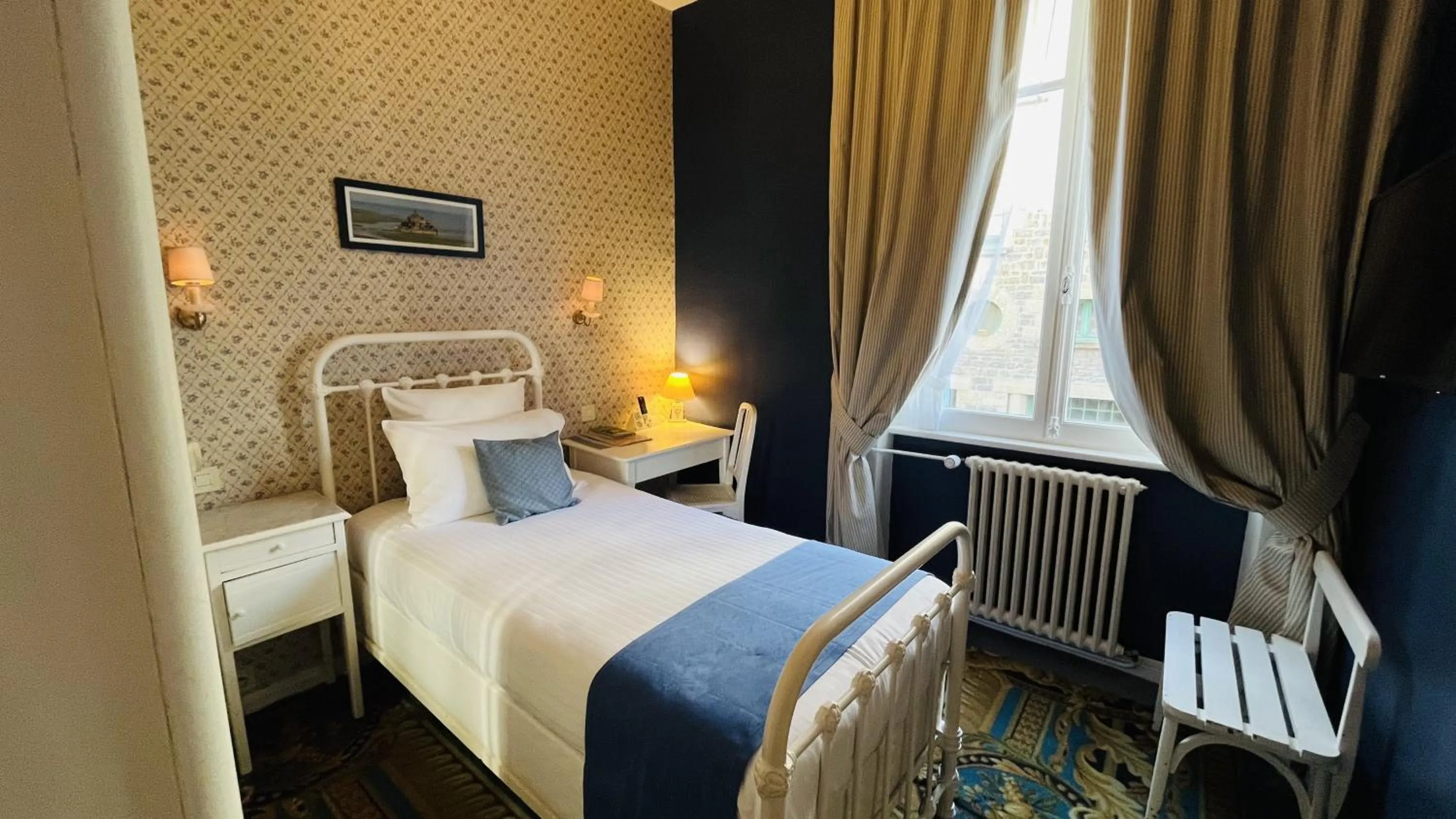 Bedroom, Bed in Logis Hôtel Restaurant le Printania