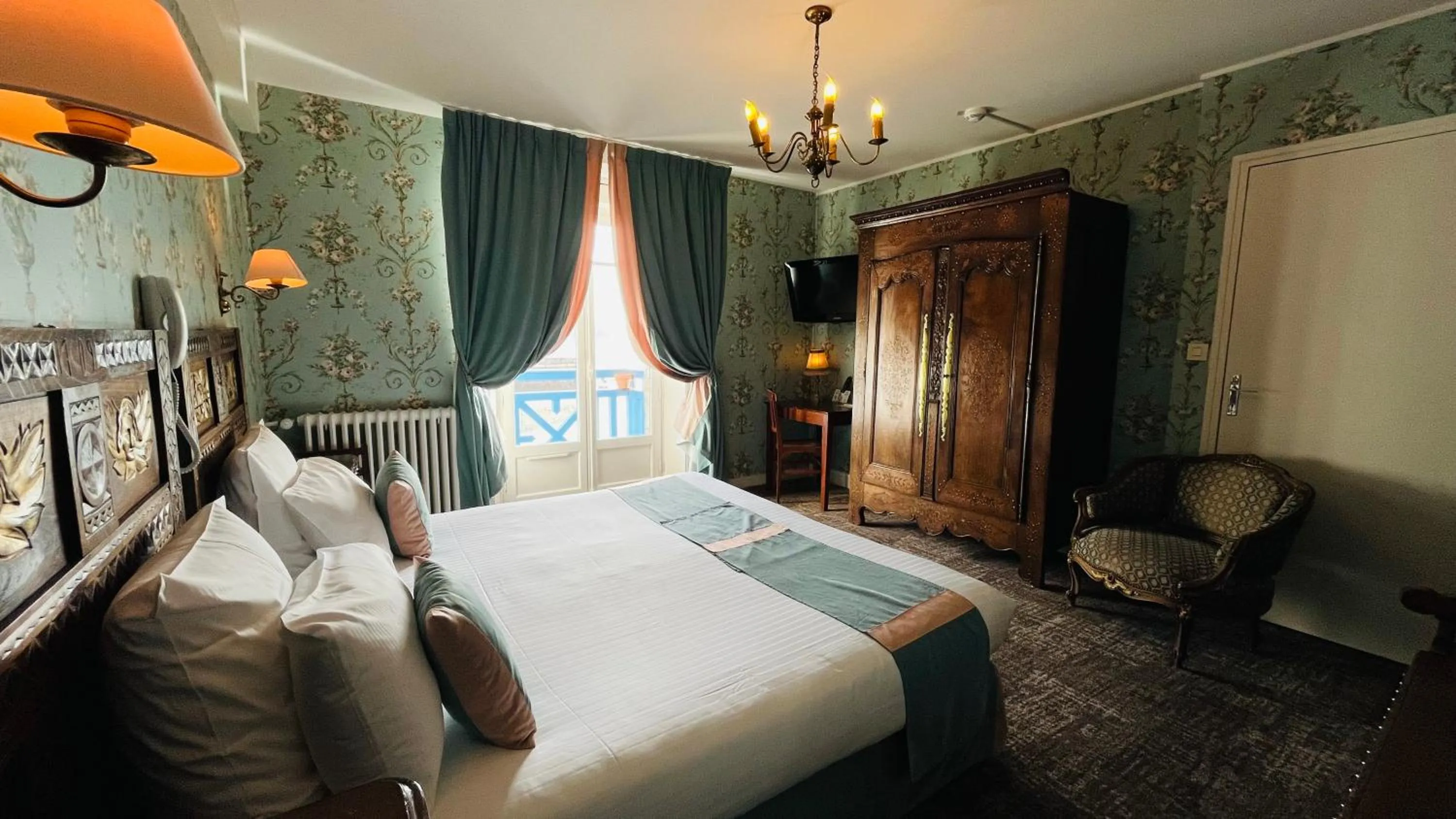 Bedroom, Bed in Logis Hôtel Restaurant le Printania