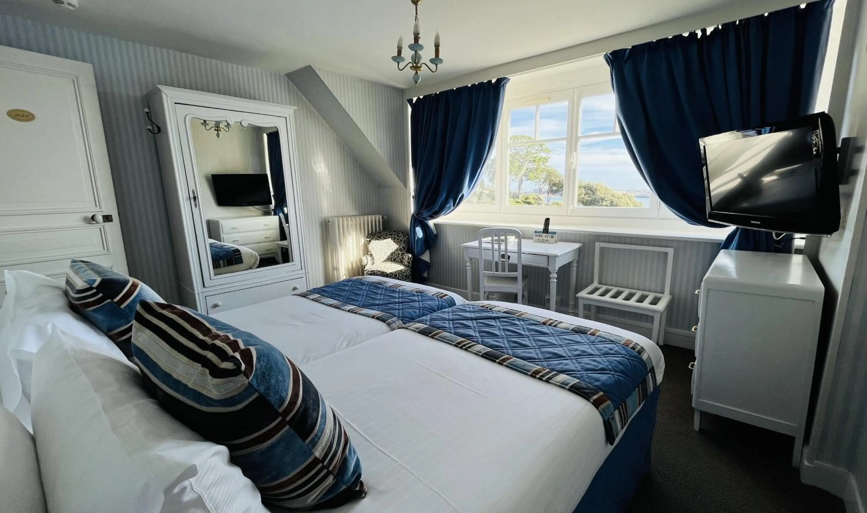 Bedroom, Bed in Logis Hôtel Restaurant le Printania