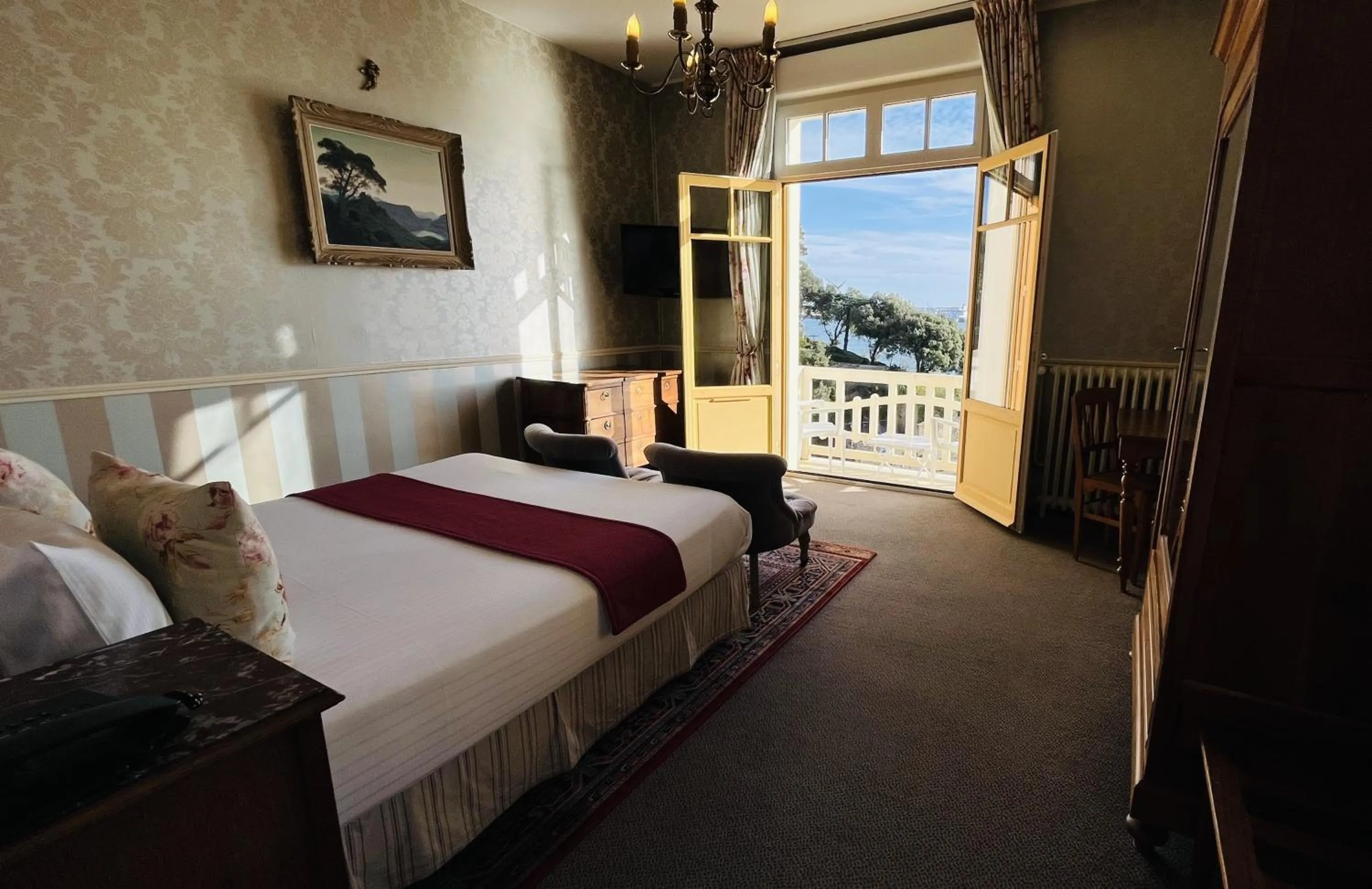 Sea view, Bed in Logis Hôtel Restaurant le Printania