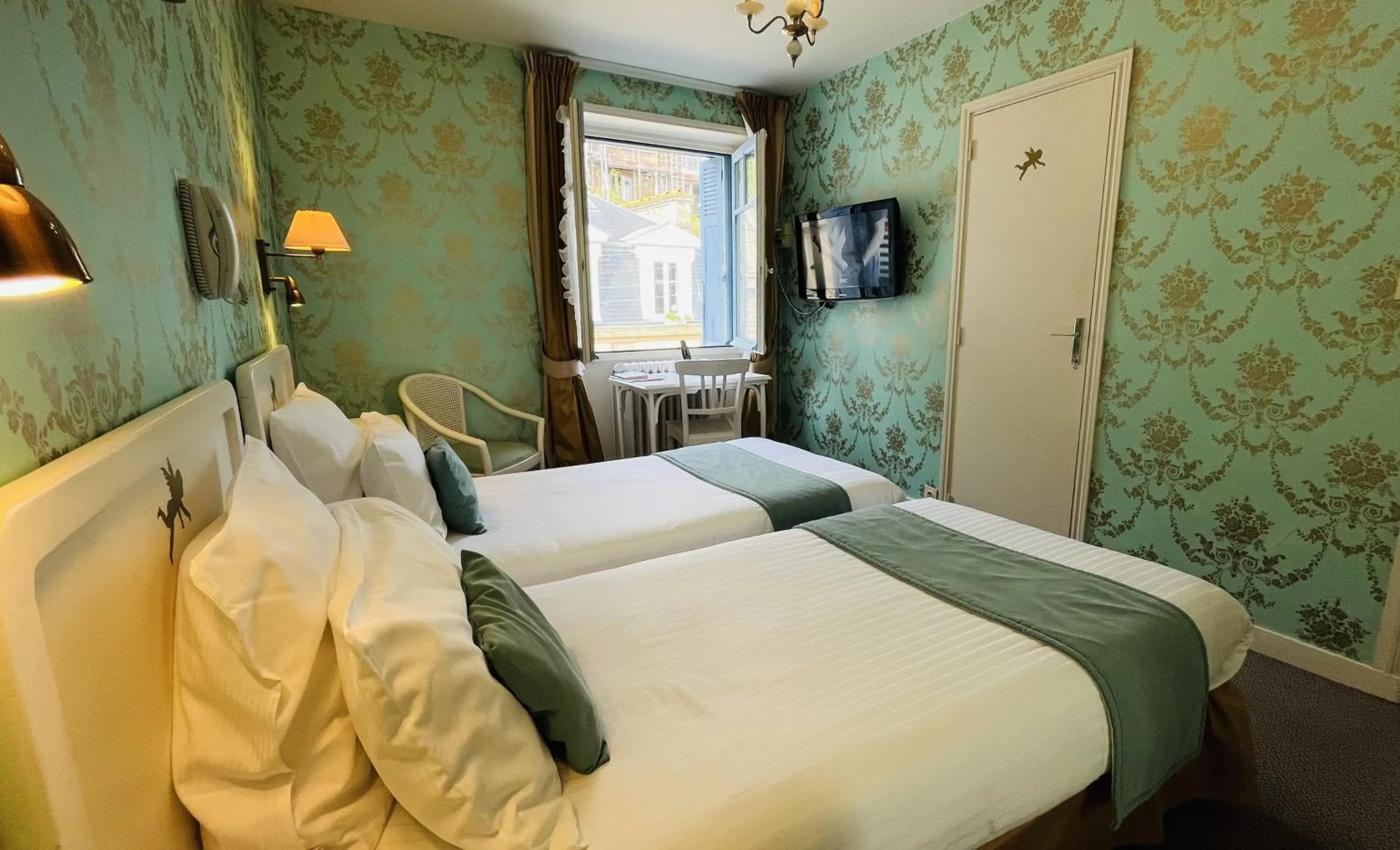 Bedroom, Bed in Logis Hôtel Restaurant le Printania