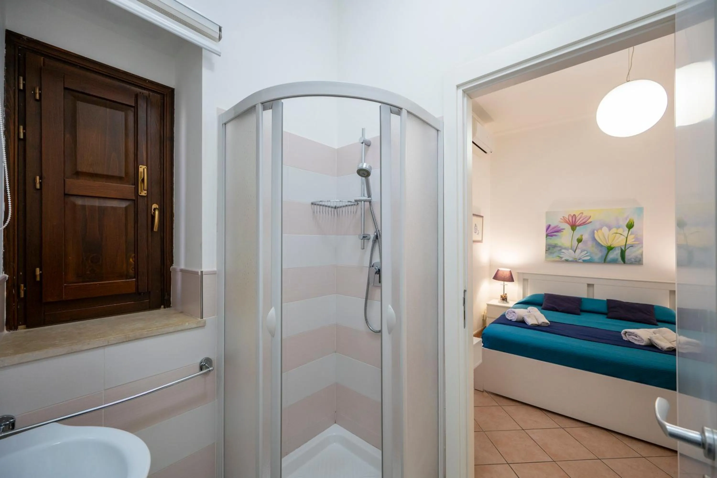 Shower, Bed in Zanzibar - Charming Rooms and Apartments