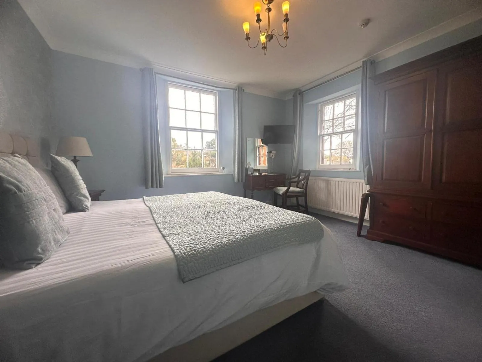 Bed in Manor Inn Galmpton