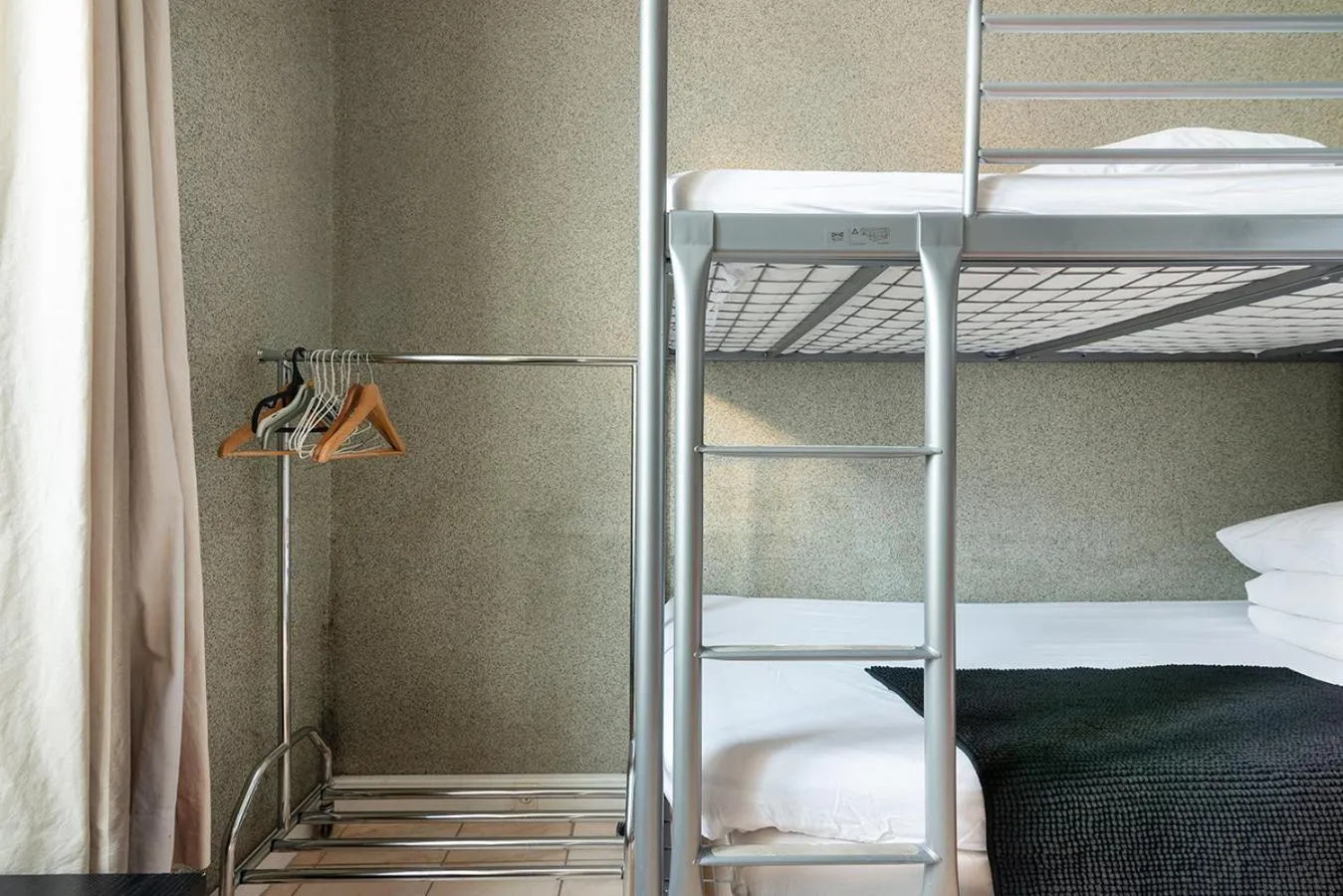 bunk bed in Cameleon Paris Guesthouse