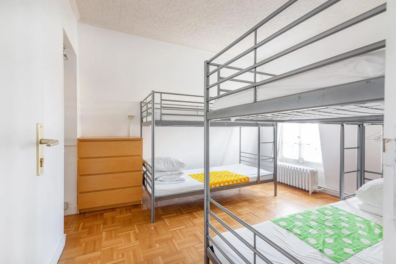 bunk bed in Cameleon Paris Guesthouse