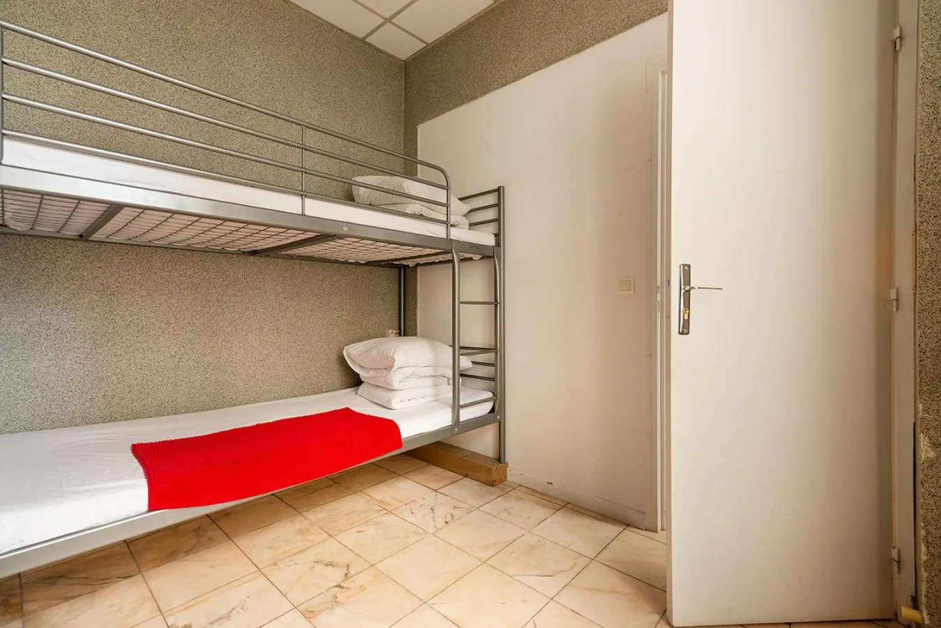 bunk bed in Cameleon Paris Guesthouse